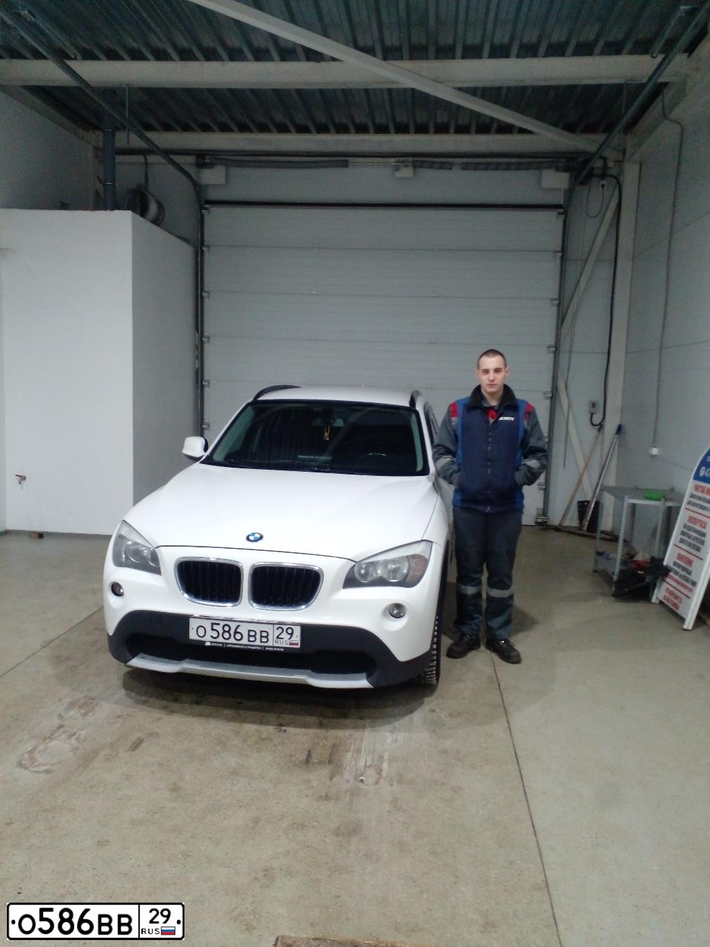Фото автомобиля BMW X1, 2011 — госномер О977УК29. Цвет: Белый