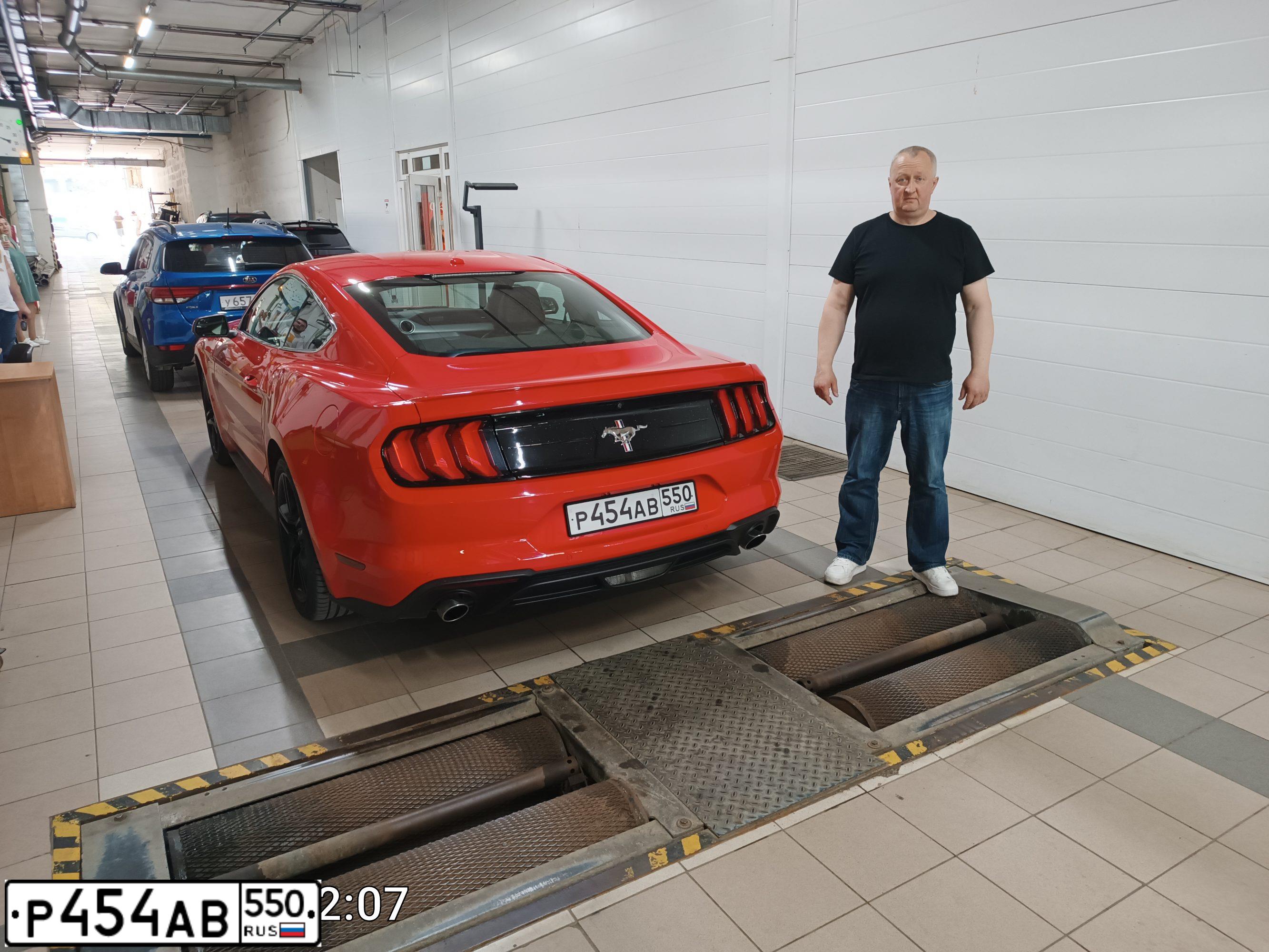 Фото автомобиля FORD ФОРД МУСТАНГ, 2018 — госномер Р454АВ550. Цвет: Красный