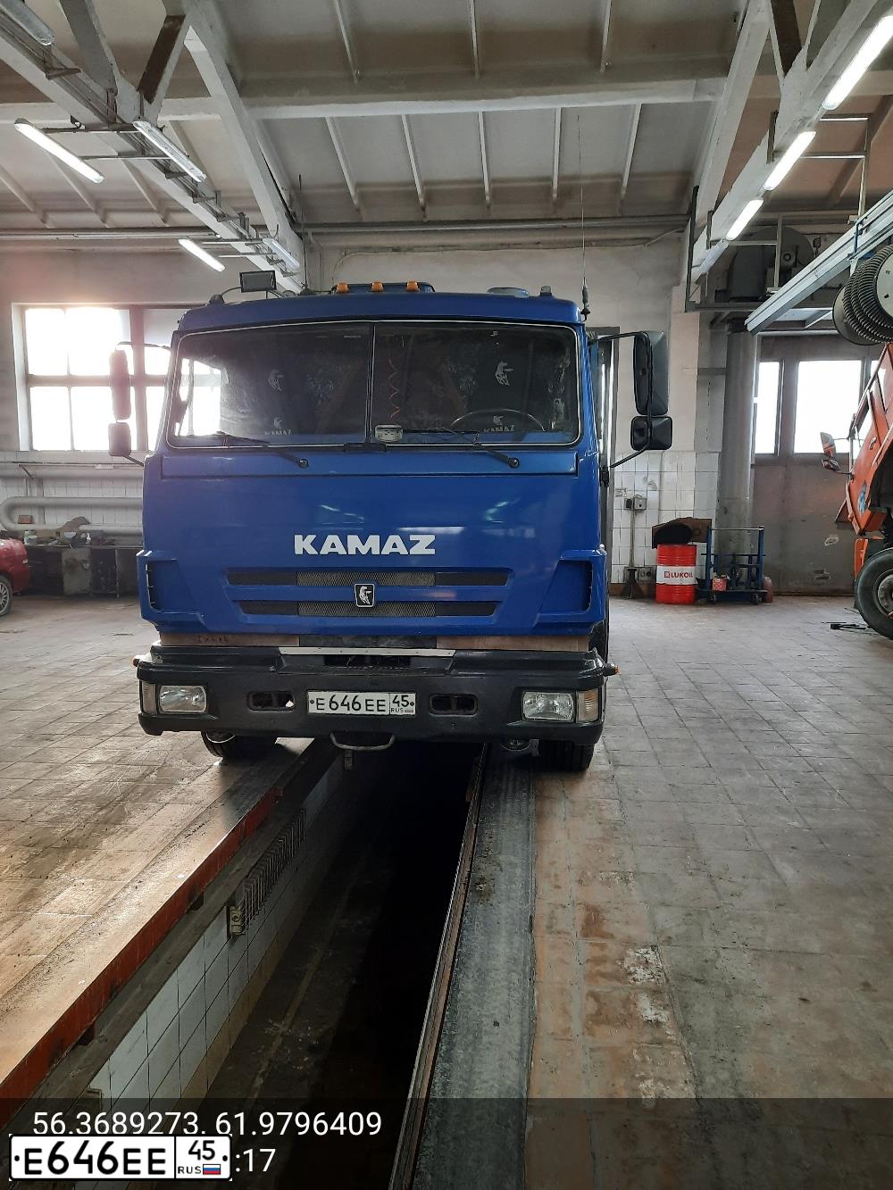 Фото автомобиля KAMAZ 53215 /6X4/, 2007 — госномер Е646ЕЕ45. Цвет: МЕДЕО