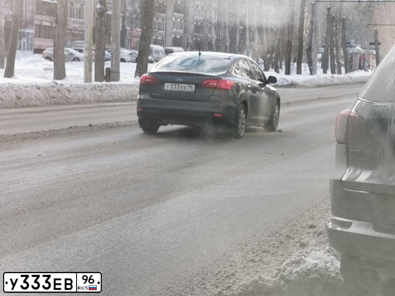 Фото автомобиля FORD FOCUS, 2012 — госномер Е667ВУ196. Цвет: БЕЛЫЙ