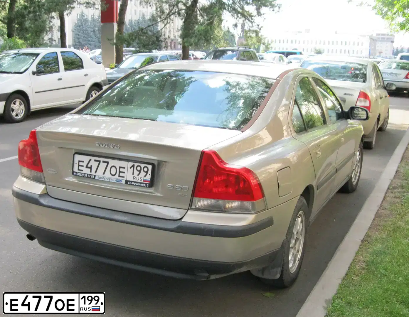 Фото автомобиля VOLVO S60, 2001 — госномер М499ОТ99. Цвет: БЕЖЕВЫЙ