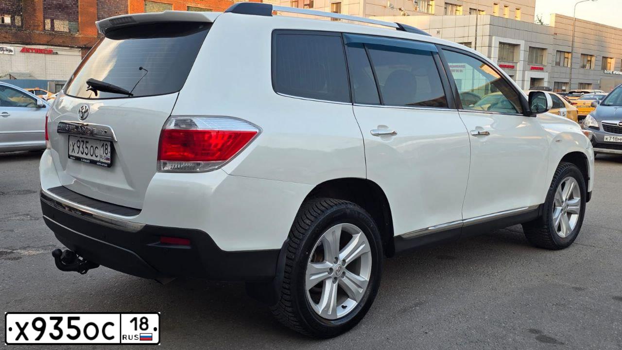 Фото автомобиля TOYOTA HIGHLANDER, 2011 — госномер Х935ОС18. Цвет: Белый