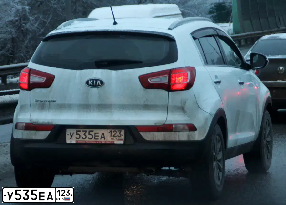 Фото автомобиля KIA SPORTAGE, 2012 — госномер У535ЕА123. Цвет: Белый