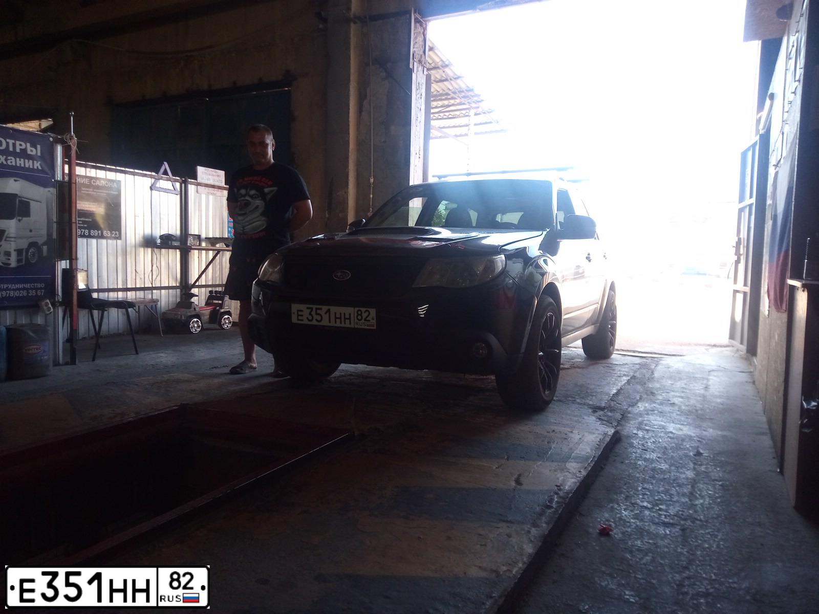 Фото автомобиля SUBARU FORESTER, 2011 — госномер Е351НН82. Цвет: ЧЕРНЫЙ