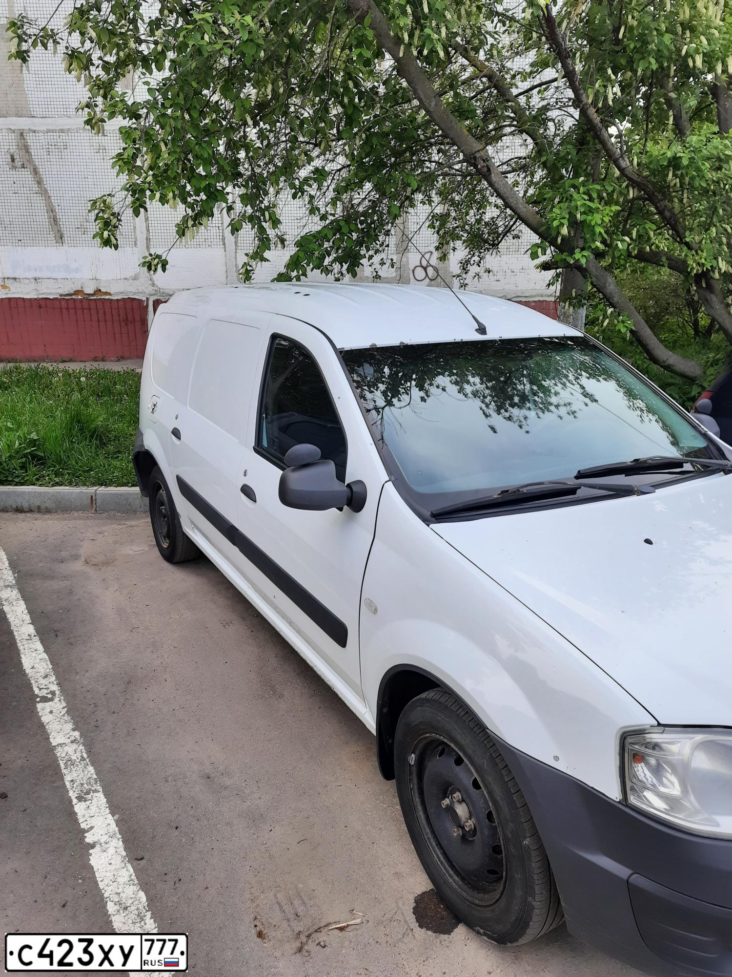 Фото автомобиля LADA LARGUS FURGON, 2017 — госномер Е908РК702. Цвет: Белый