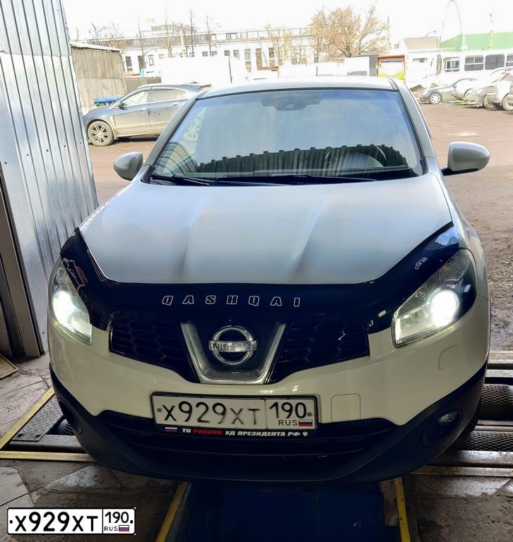 Фото автомобиля NISSAN QASHQAI, 2012 — госномер Х929ХТ190. Цвет: БЕЛЫЙ