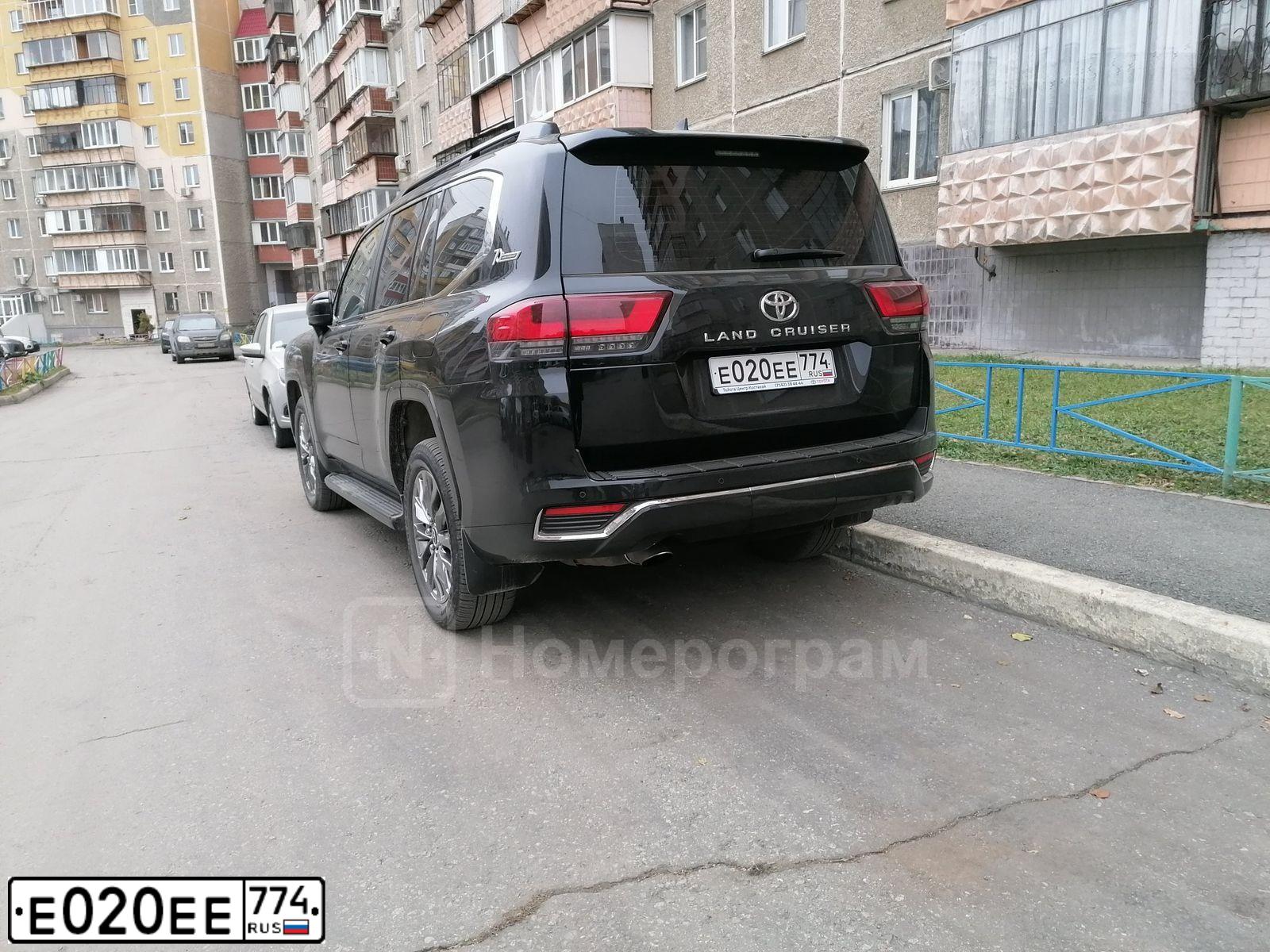 Фото автомобиля TOYOTA LAND CRUISER, 2022 — госномер Е020ЕЕ774