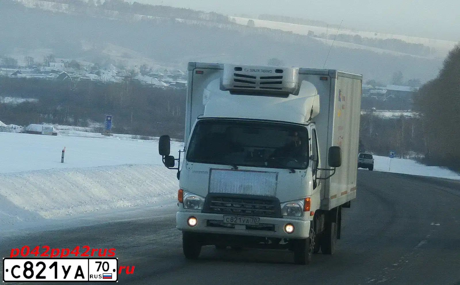 Фото автомобиля HYUNDAI HD-SERIE, 2011 — госномер У582РВ124. Цвет: Белый