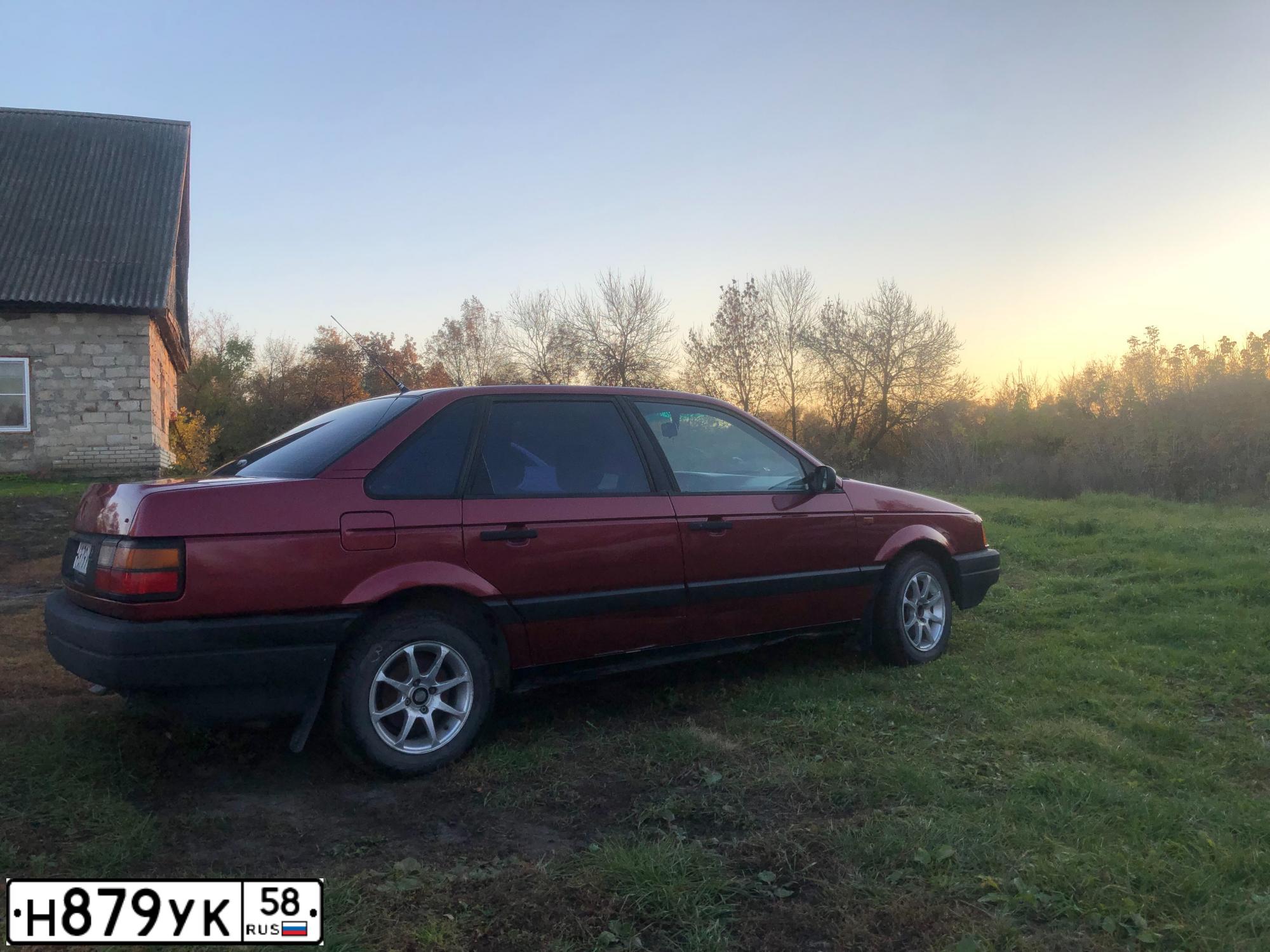 Фото автомобиля VOLKSWAGEN PASSAT, 1988 — госномер Н879УК58. Цвет: ВИШНЕВЫЙ