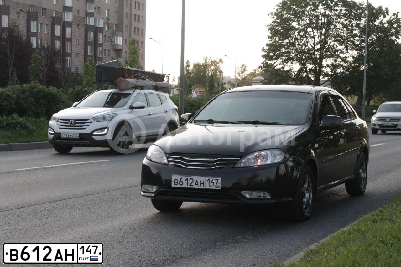 Фото автомобиля DAEWOO GENTRA, 2014 — госномер С142ХН198. Цвет: Бледно-Черный
