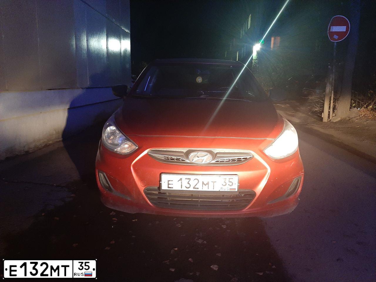 Фото автомобиля HYUNDAI SOLARIS, 2014 — госномер Е132МТ35. Цвет: КРАСНЫЙ-ГРАНАТ