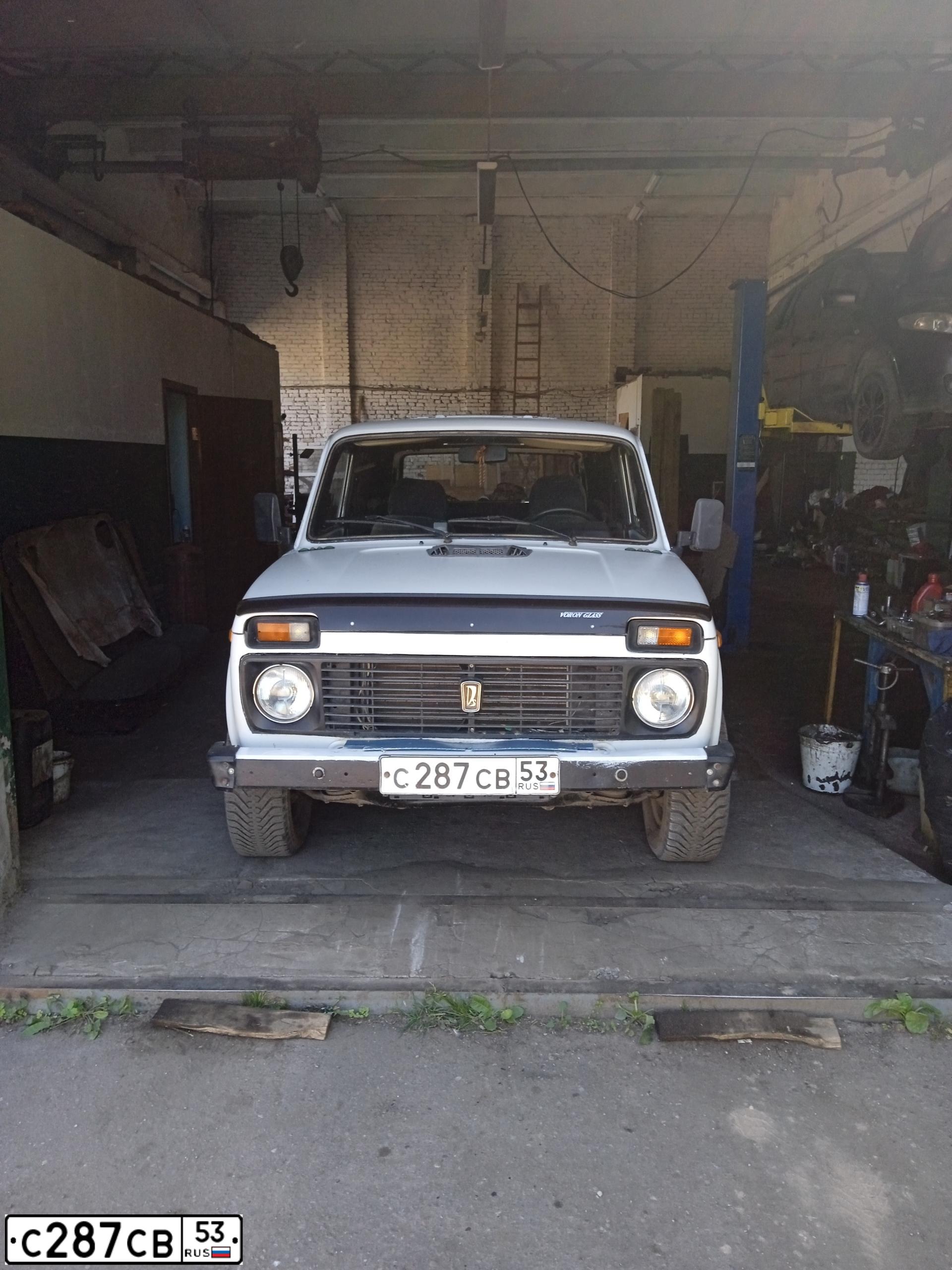 Фото автомобиля LADA 2121 NIVA, 1998 — госномер С287СВ53. Цвет: ЯРКО-БЕЛЫЙ