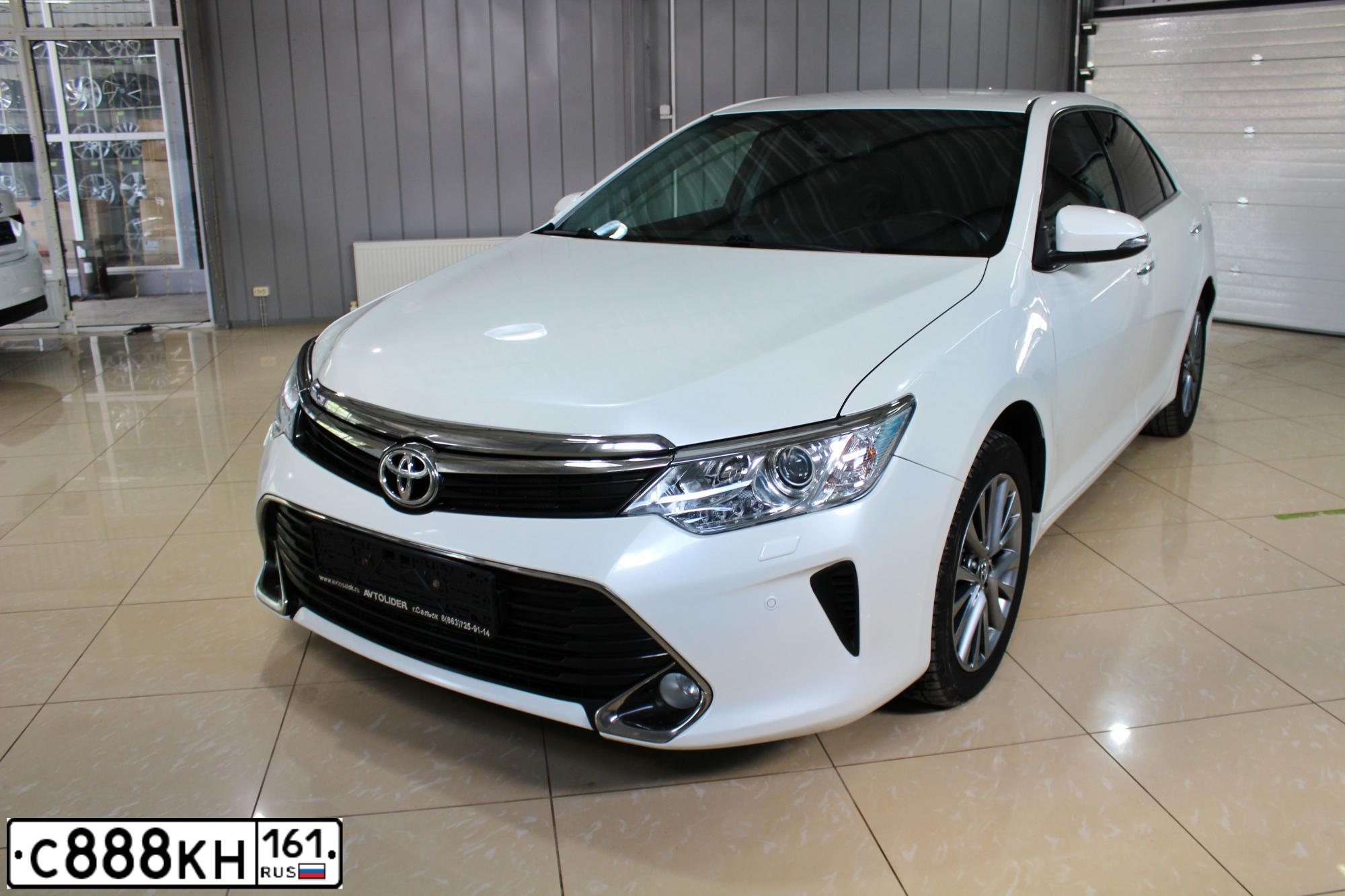Фото автомобиля TOYOTA CAMRY, 2017 — госномер Е149НМ08. Цвет: БЕЛЫЙ-ПЕРЛАМУТ