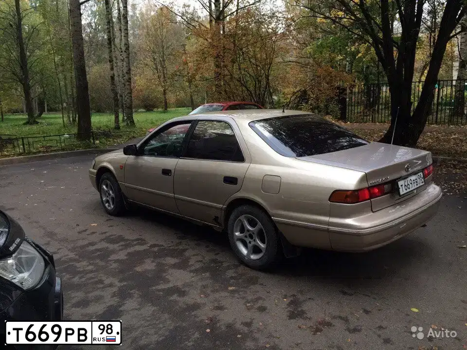Фото автомобиля TOYOTA CAMRY, 1998 — госномер Т669РВ98. Цвет: ЗОЛОТИСТЫЙ