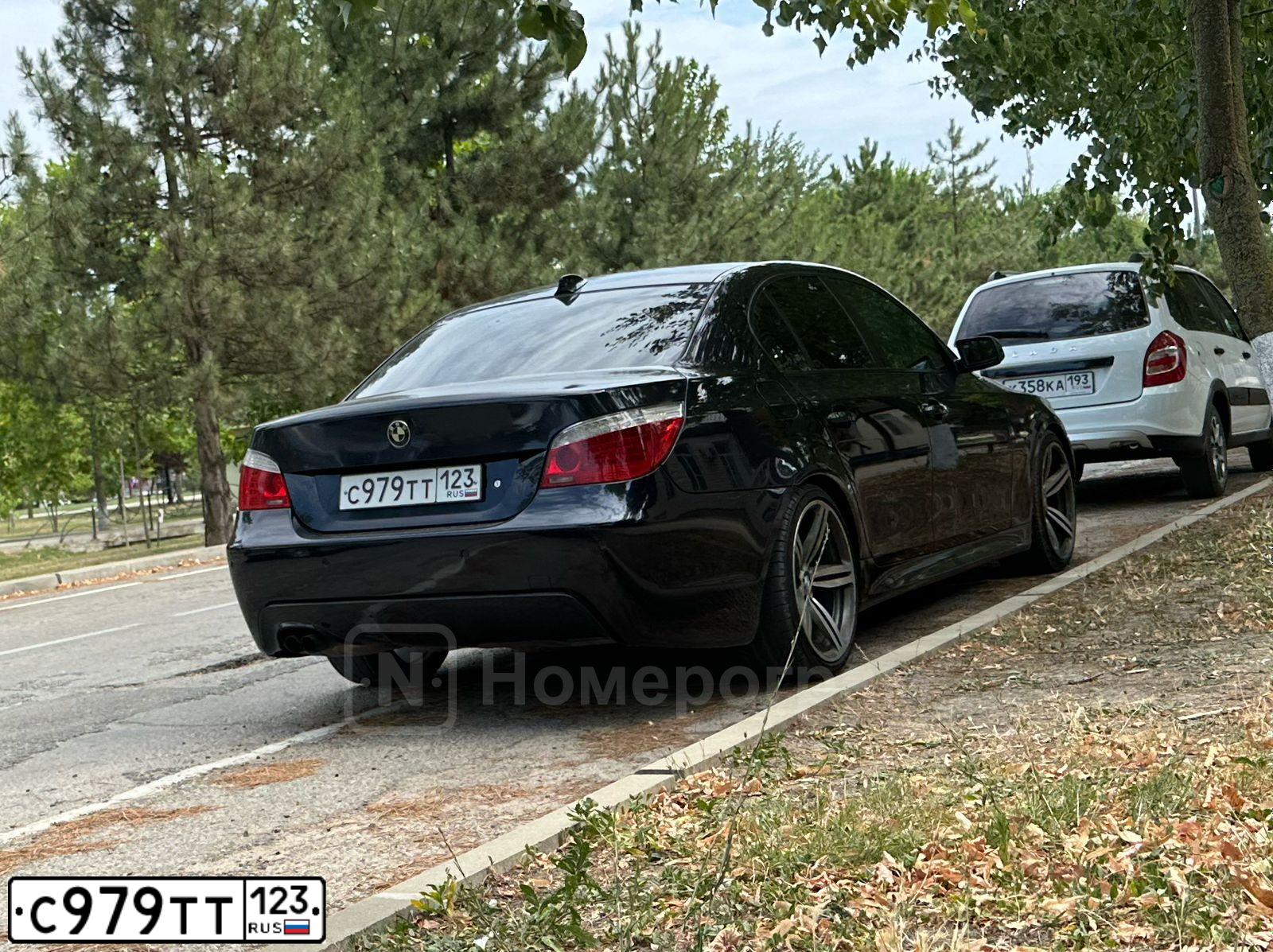 Фото автомобиля NISSAN MAXIMA, 2004 — госномер С979ТТ123. Цвет: ЧЕРНЫЙ