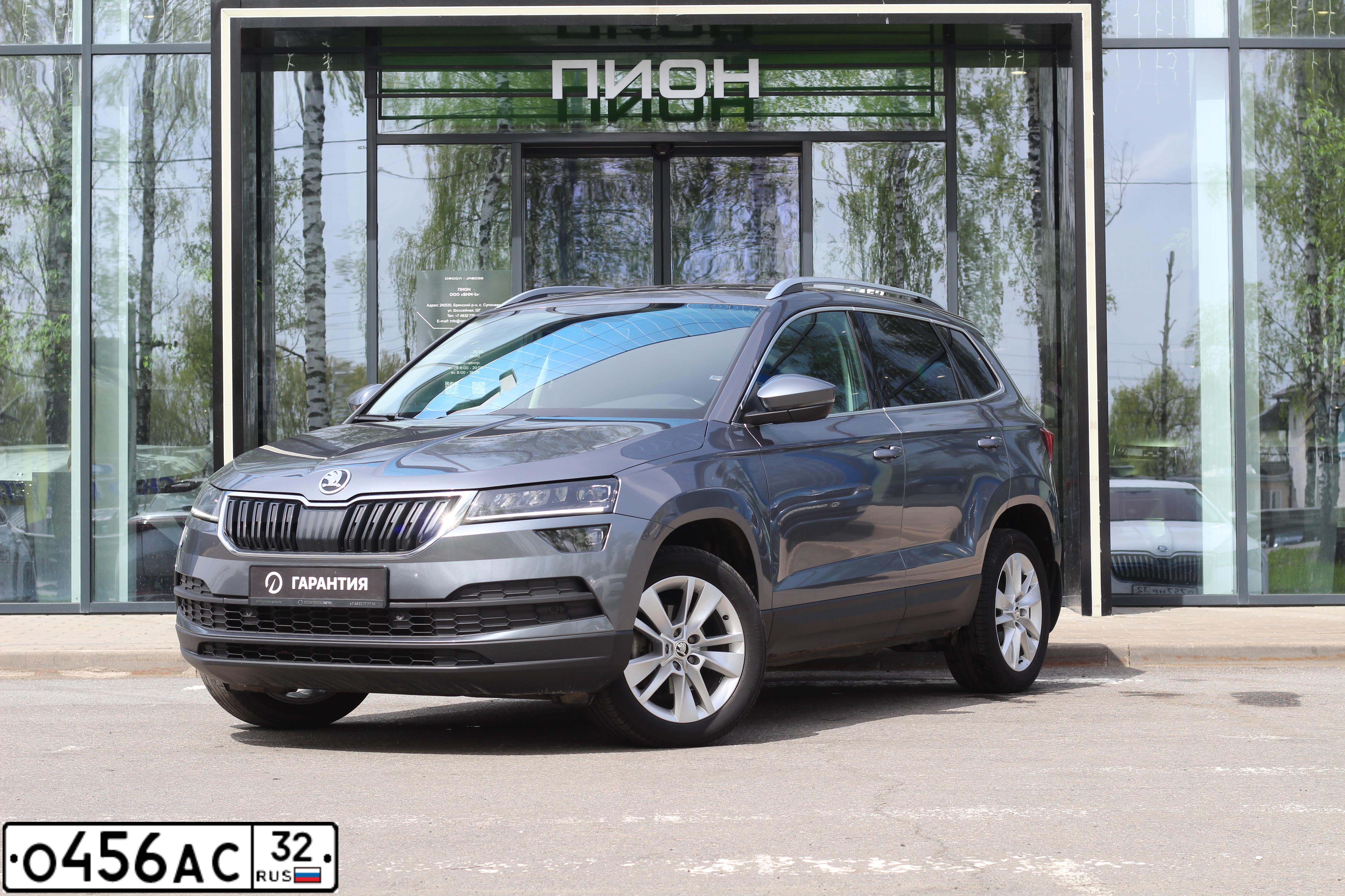 Фото автомобиля SKODA KAROQ, 2020 — госномер О456АС32. Цвет: СЕРЫЙ