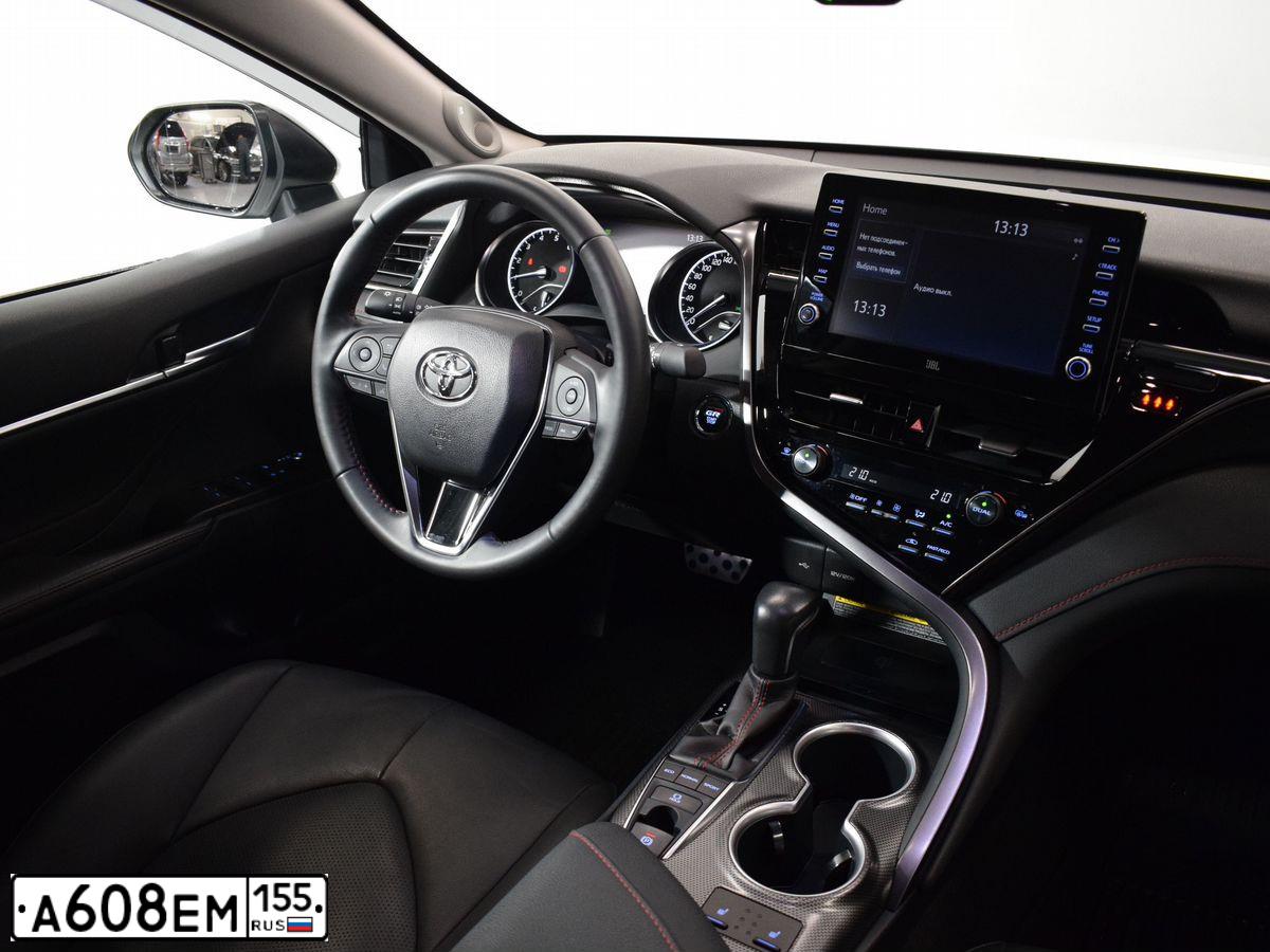 Фото автомобиля TOYOTA CAMRY, 2021 — госномер К968РВ147. Цвет: Белый