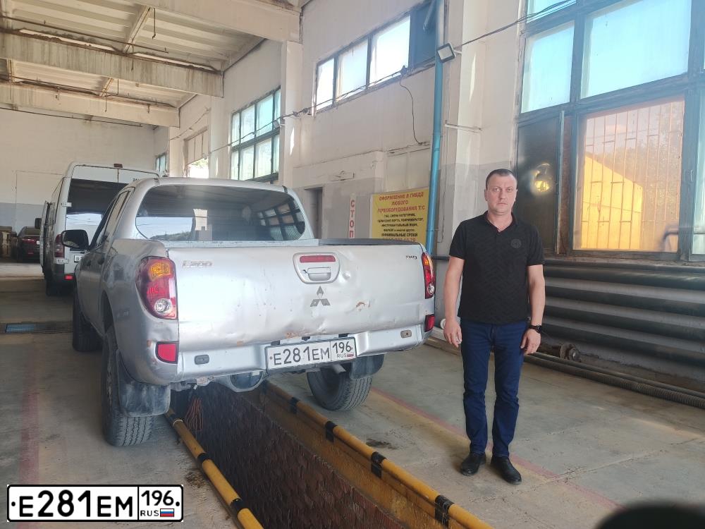 Фото автомобиля MITSUBISHI L 200, 2007 — госномер Е281ЕМ196. Цвет: СВЕТЛО-СЕРЫЙ
