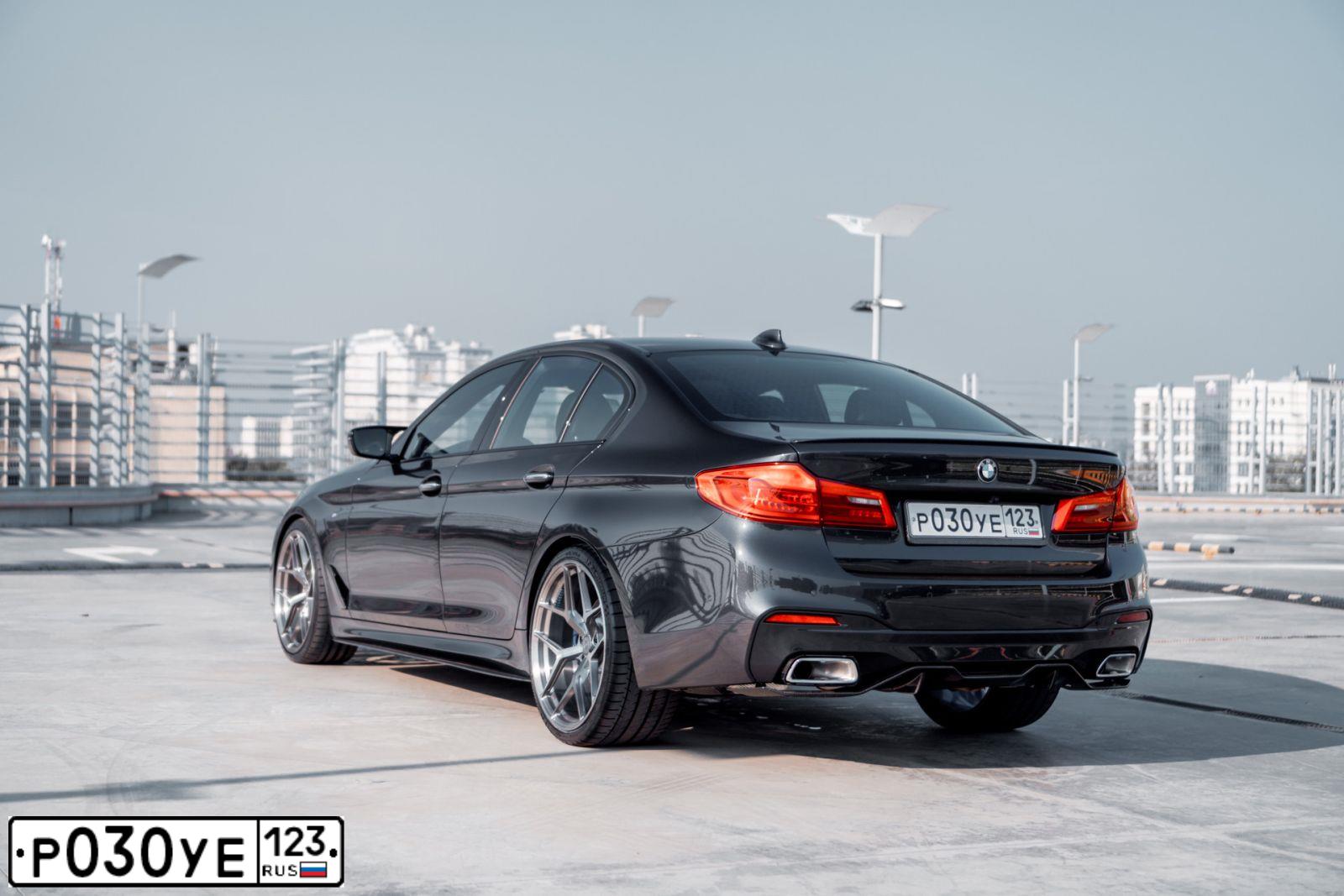 Фото автомобиля BMW SERIE 5, 2018 — госномер Р030УЕ123. Цвет: Серый