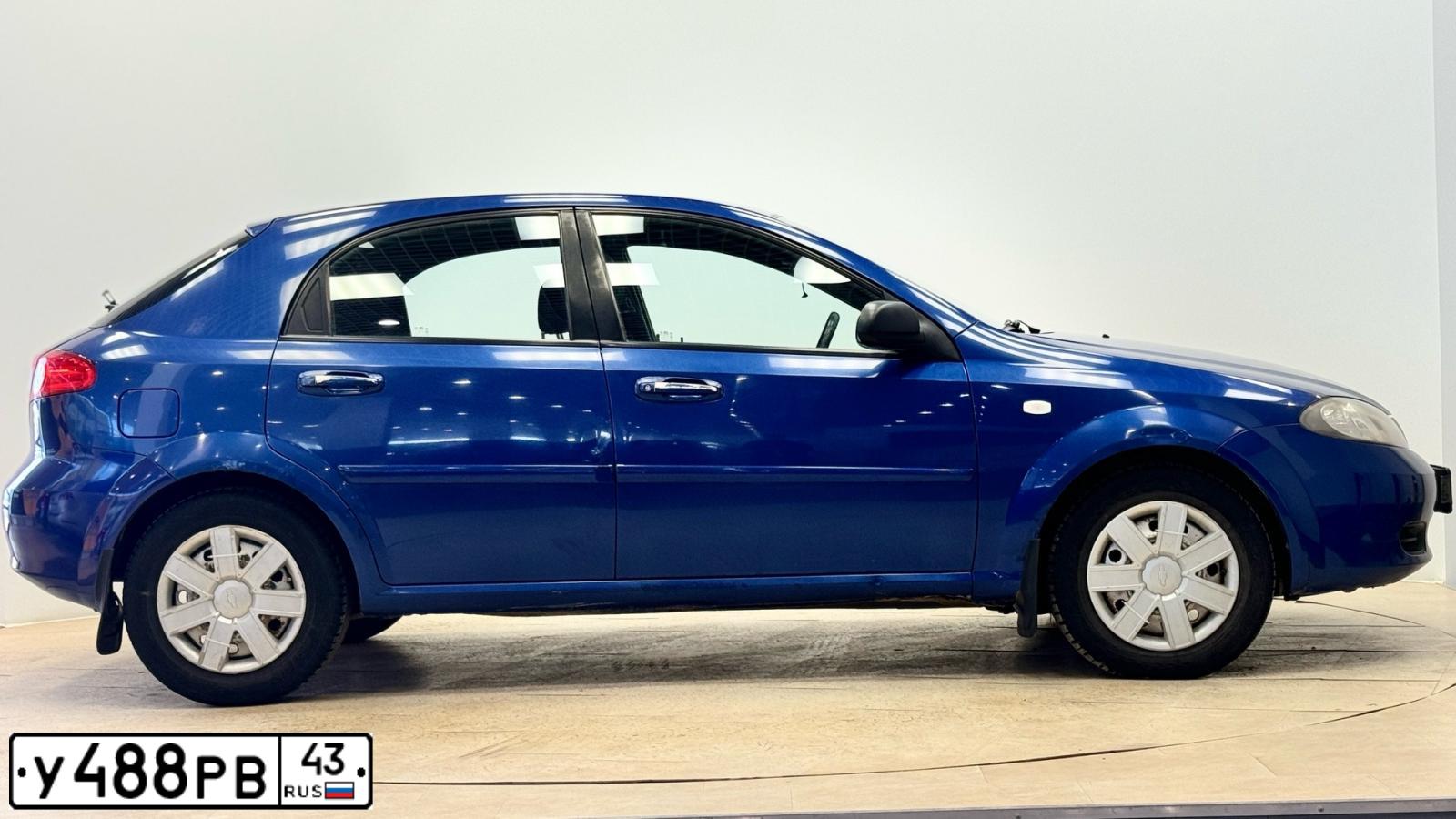 Фото автомобиля CHEVROLET LACETTI, 2008 — госномер У488РВ43. Цвет: СИНИЙ