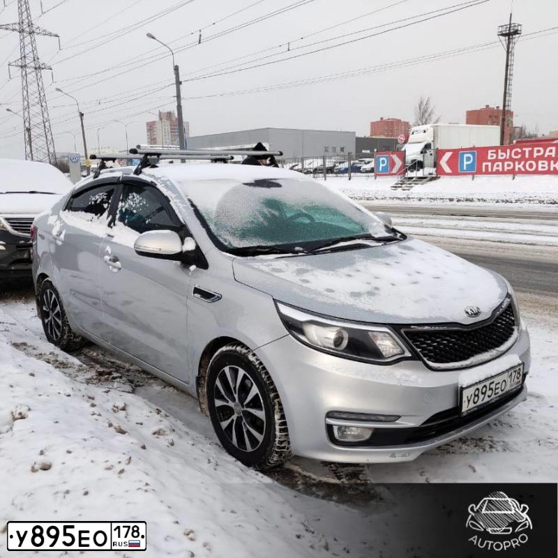 Фото автомобиля KIA RIO, 2015 — госномер У895ЕО178. Цвет: СЕРЕБРИСТЫЙ