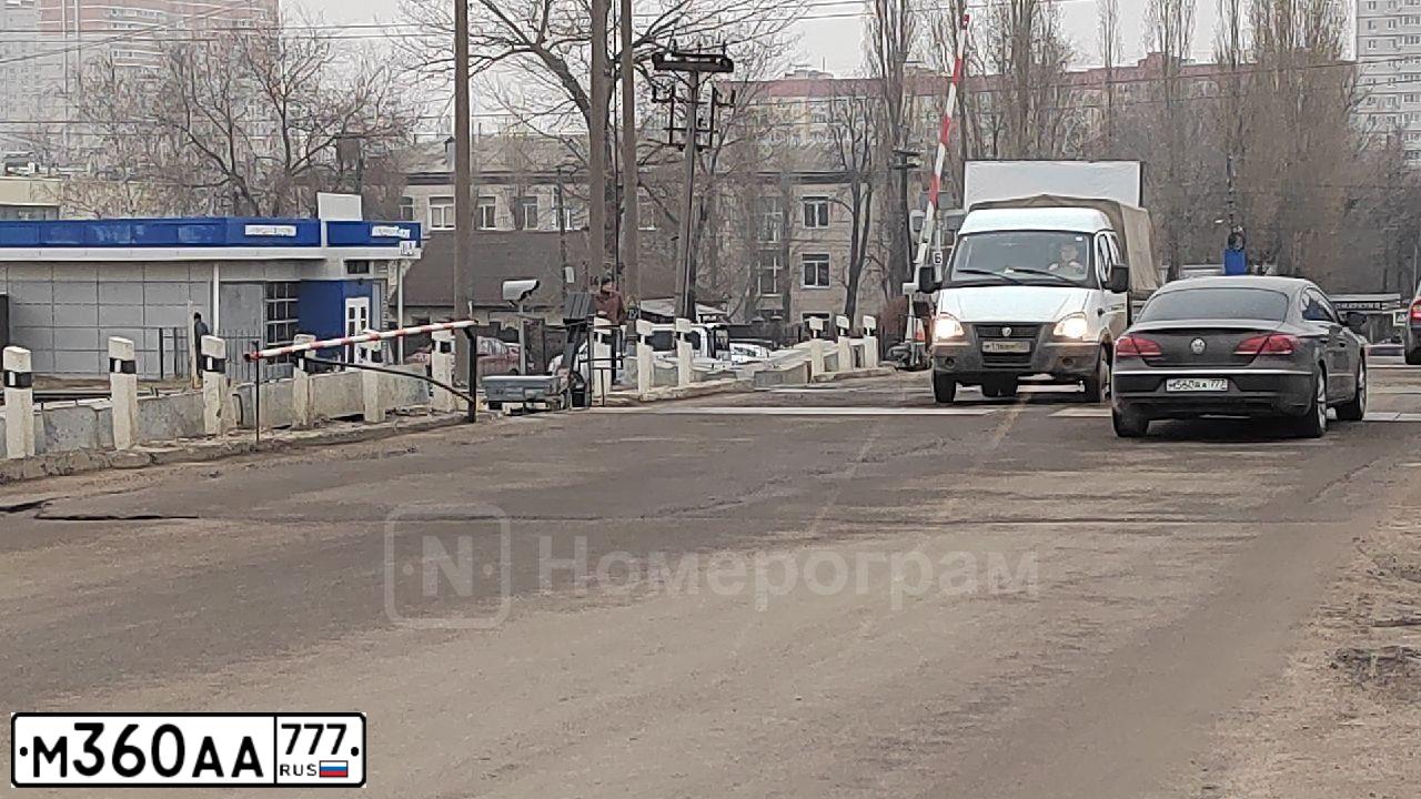 Фото автомобиля VOLKSWAGEN TRANSPORTER, 2009 — госномер М360АА777. Цвет: СЕРО-БЕЛЫЙ