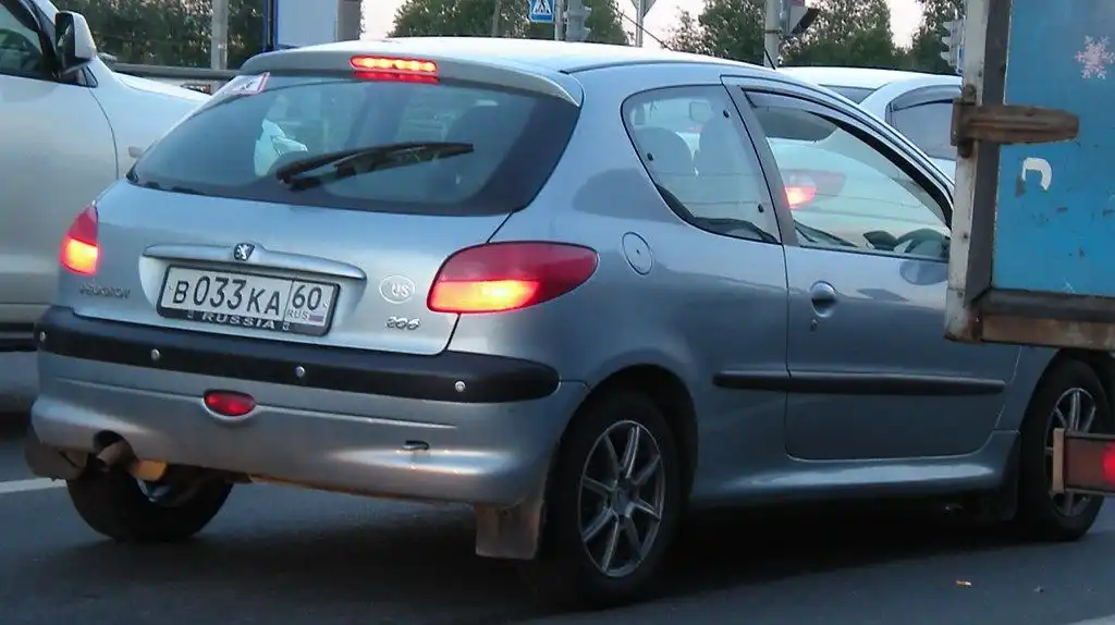 Фото автомобиля PEUGEOT 206, 2001 — госномер Е596ХА702. Цвет: СЕРЫЙ МЕТАЛЛИК