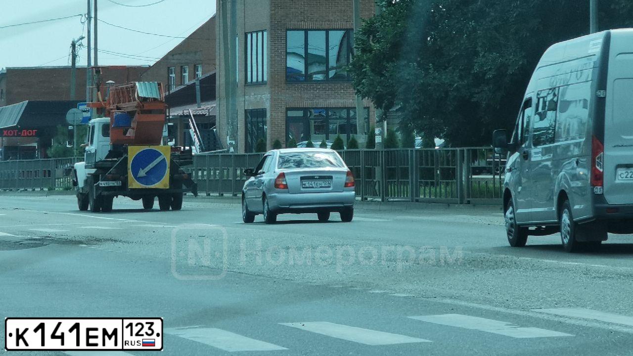 Фото автомобиля FORD FOCUS, 2008 — госномер К141ЕМ123. Цвет: СЕРЕБРИСТЫЙ