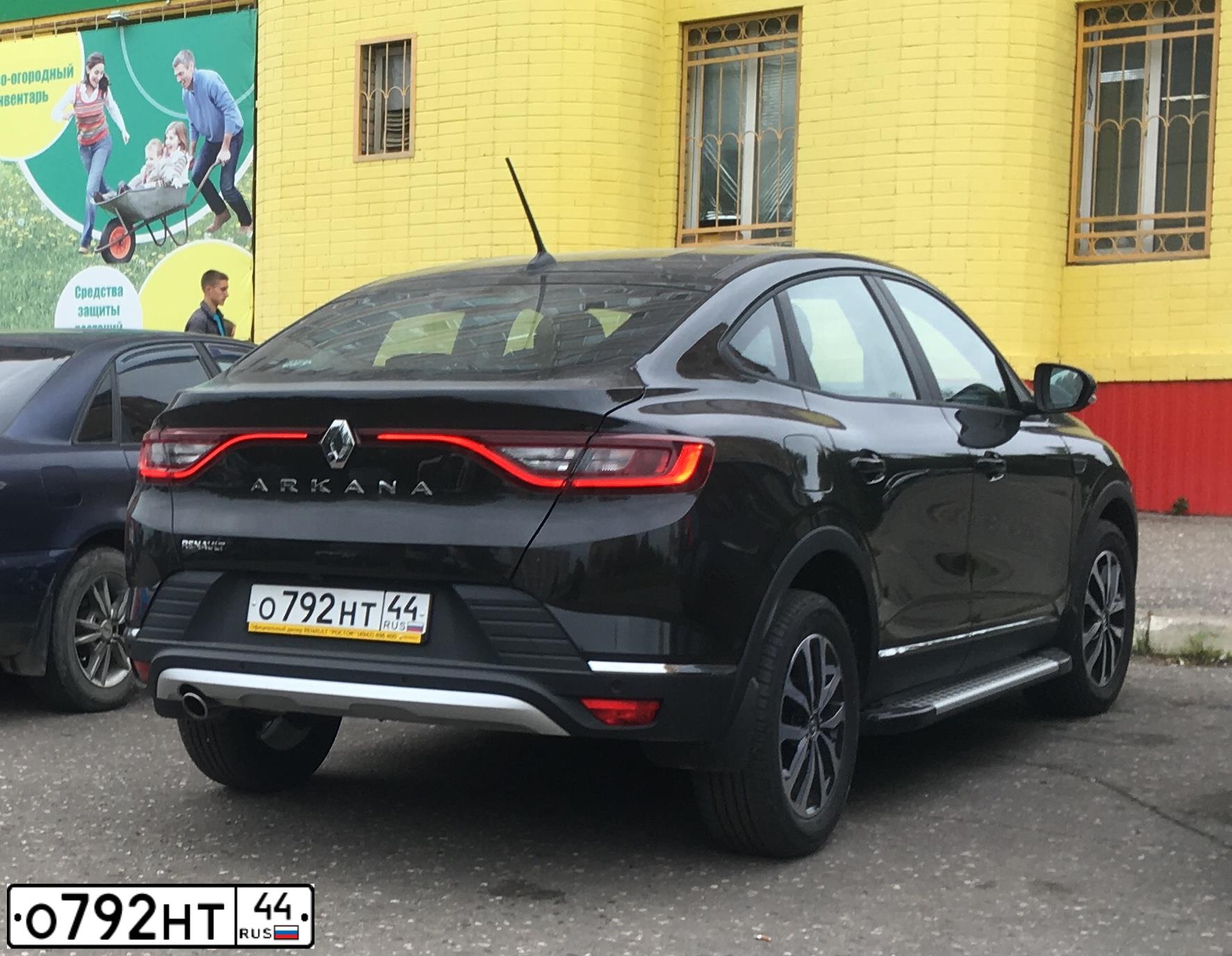 Фото автомобиля RENAULT ARKANA, 2019 — госномер О792НТ44. Цвет: ЧЕРНЫЙ