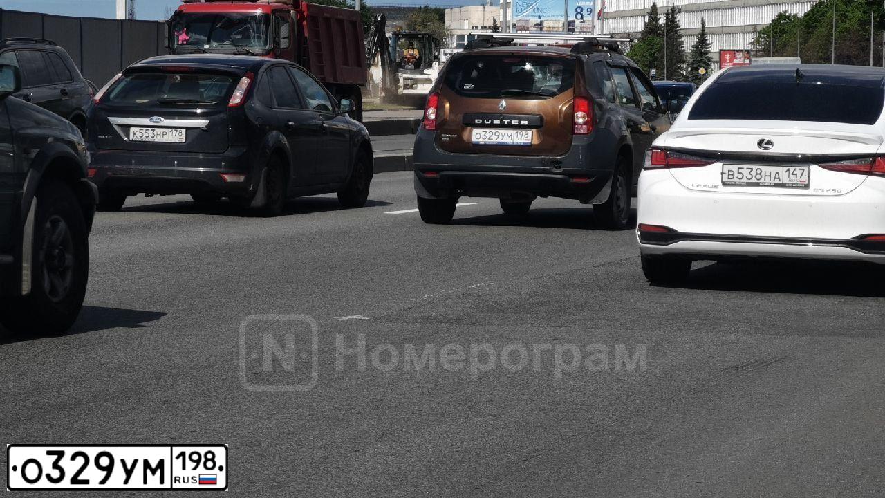 Фото автомобиля RENAULT DUSTER, 2013 — госномер О329УМ198. Цвет: Коричневый
