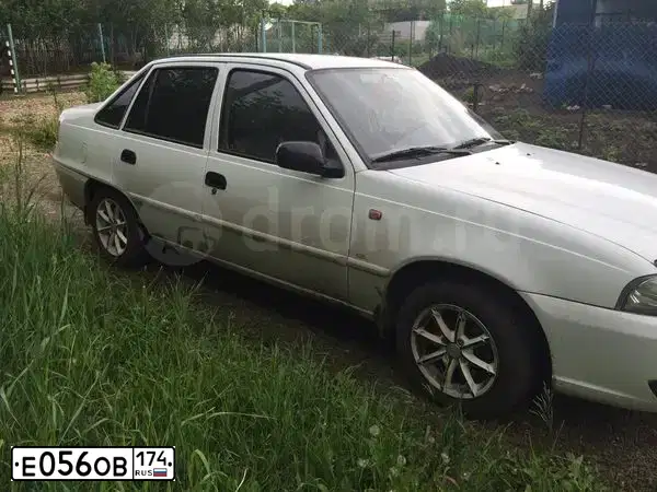 Фото автомобиля DAEWOO NEXIA, 2011 — госномер Е056ОВ174. Цвет: БЕЛЫЙ