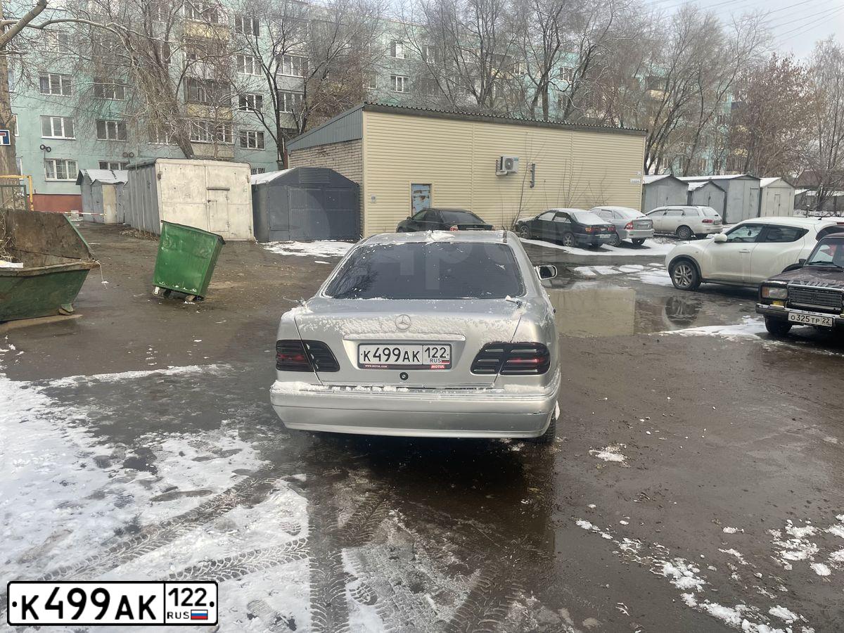 Фото автомобиля MERCEDES E-KLASSE, 1996 — госномер Р492РВ22. Цвет: СЕРЕБРИСТЫЙ