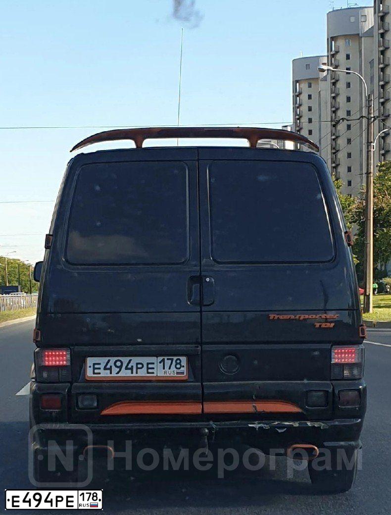Фото автомобиля VOLKSWAGEN TRANSPORTER, 1999 — госномер Е494РЕ178. Цвет: ЧЕРНЫЙ