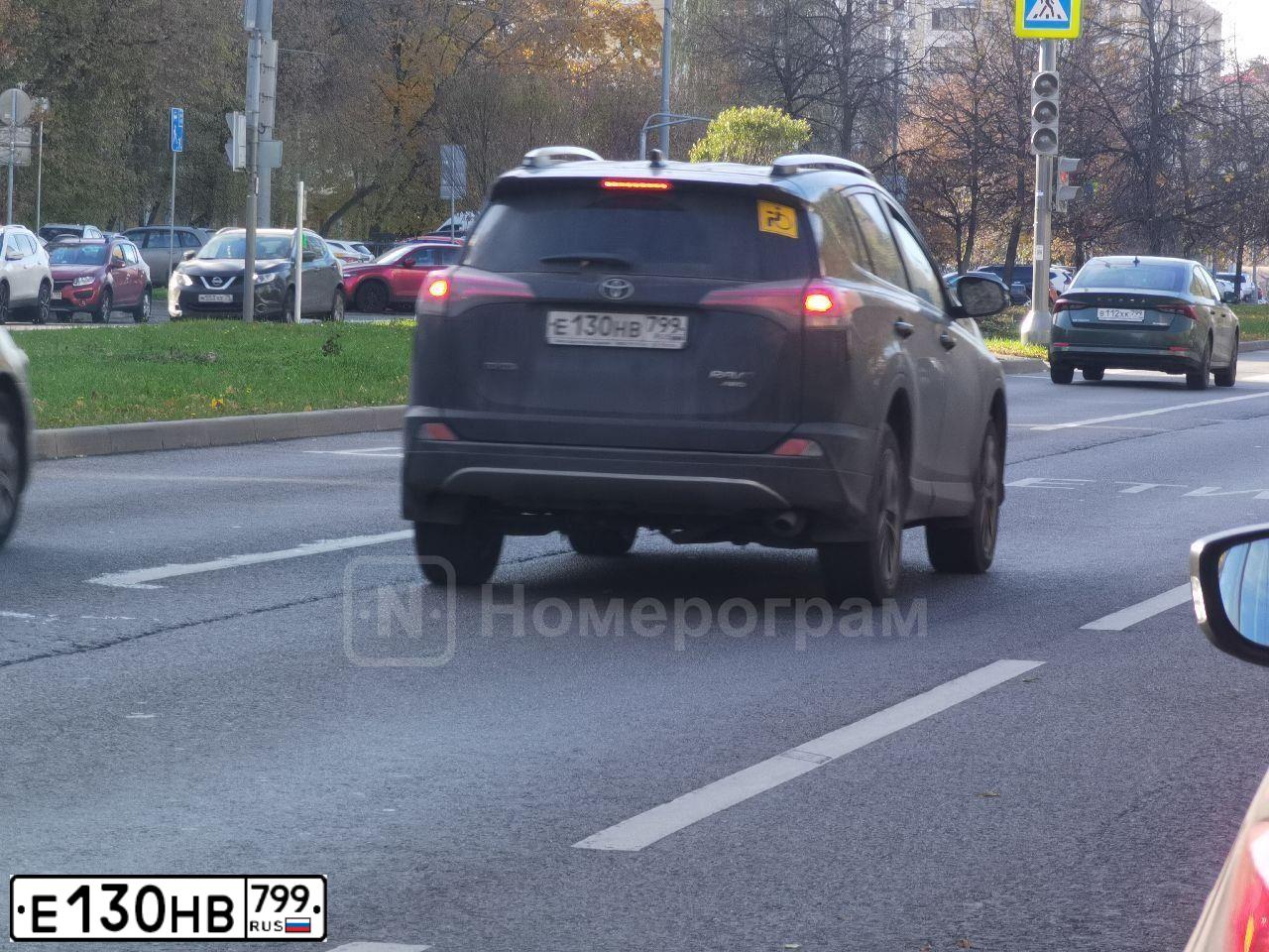Фото автомобиля TOYOTA RAV4, 2018 — госномер Е130НВ799. Цвет: ЧЕРНЫЙ МЕТАЛЛИК
