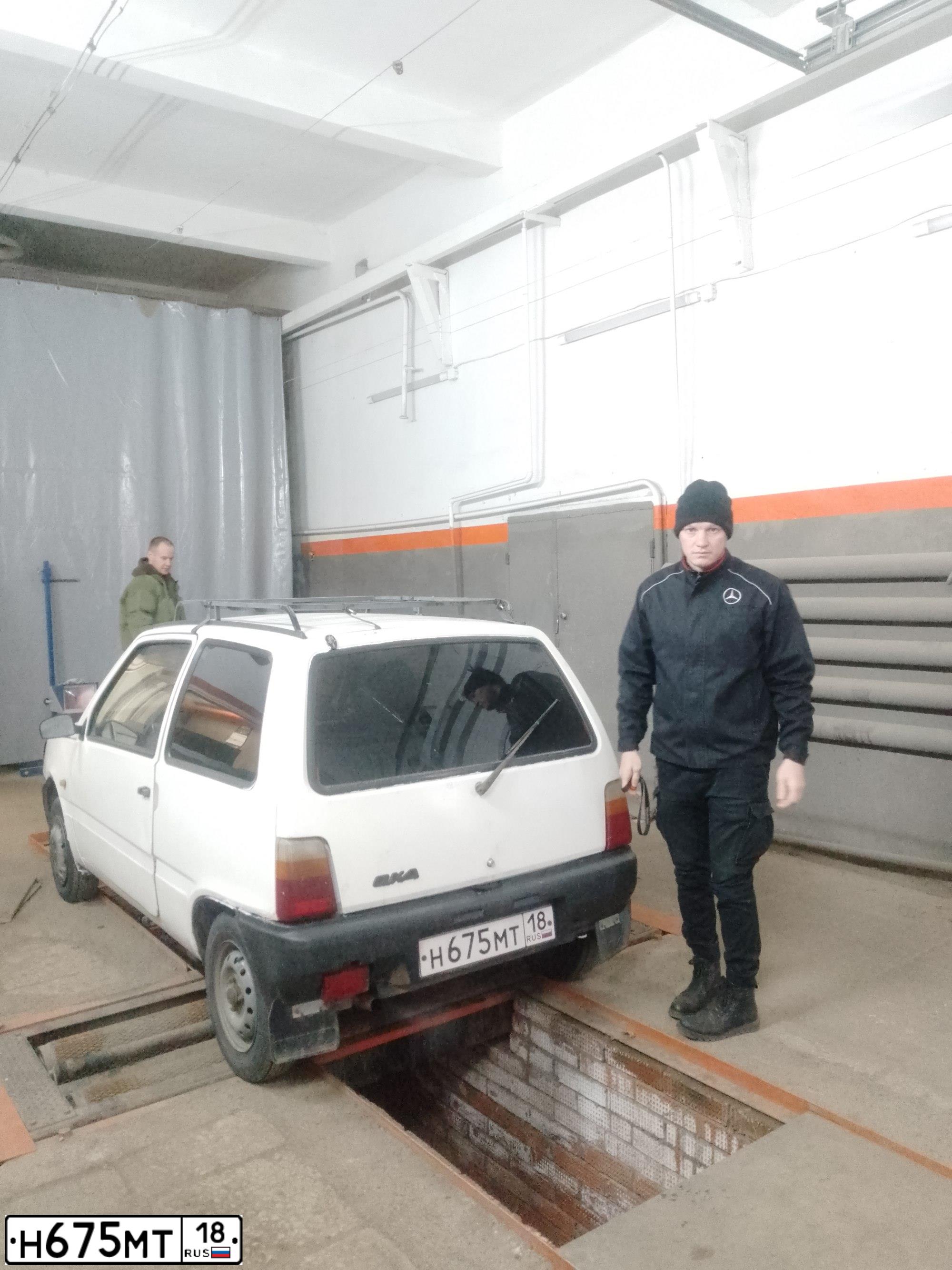 Фото автомобиля ВАЗ 111130-23, 2003 — госномер Е100СУ18. Цвет: Белый