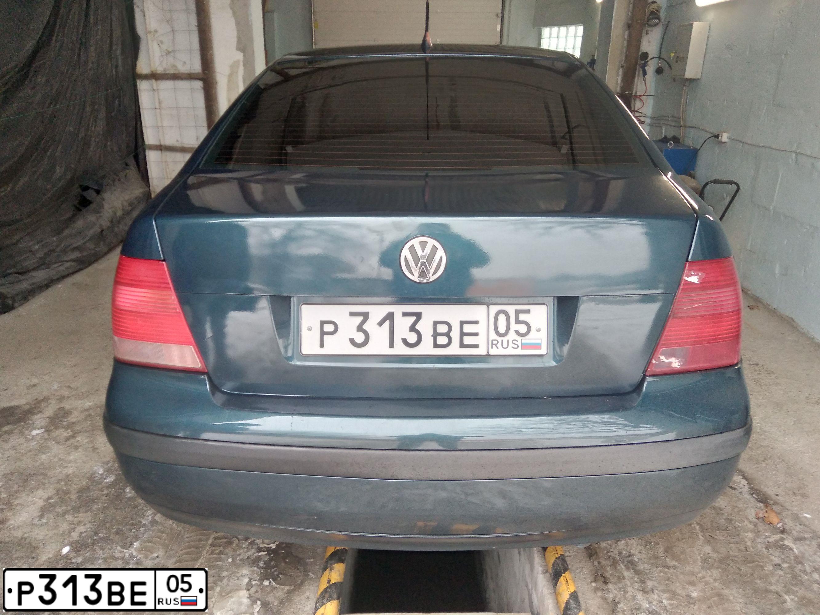 Фото автомобиля VOLKSWAGEN BORA, 2004 — госномер Р313ВЕ05. Цвет: сине-зеленый