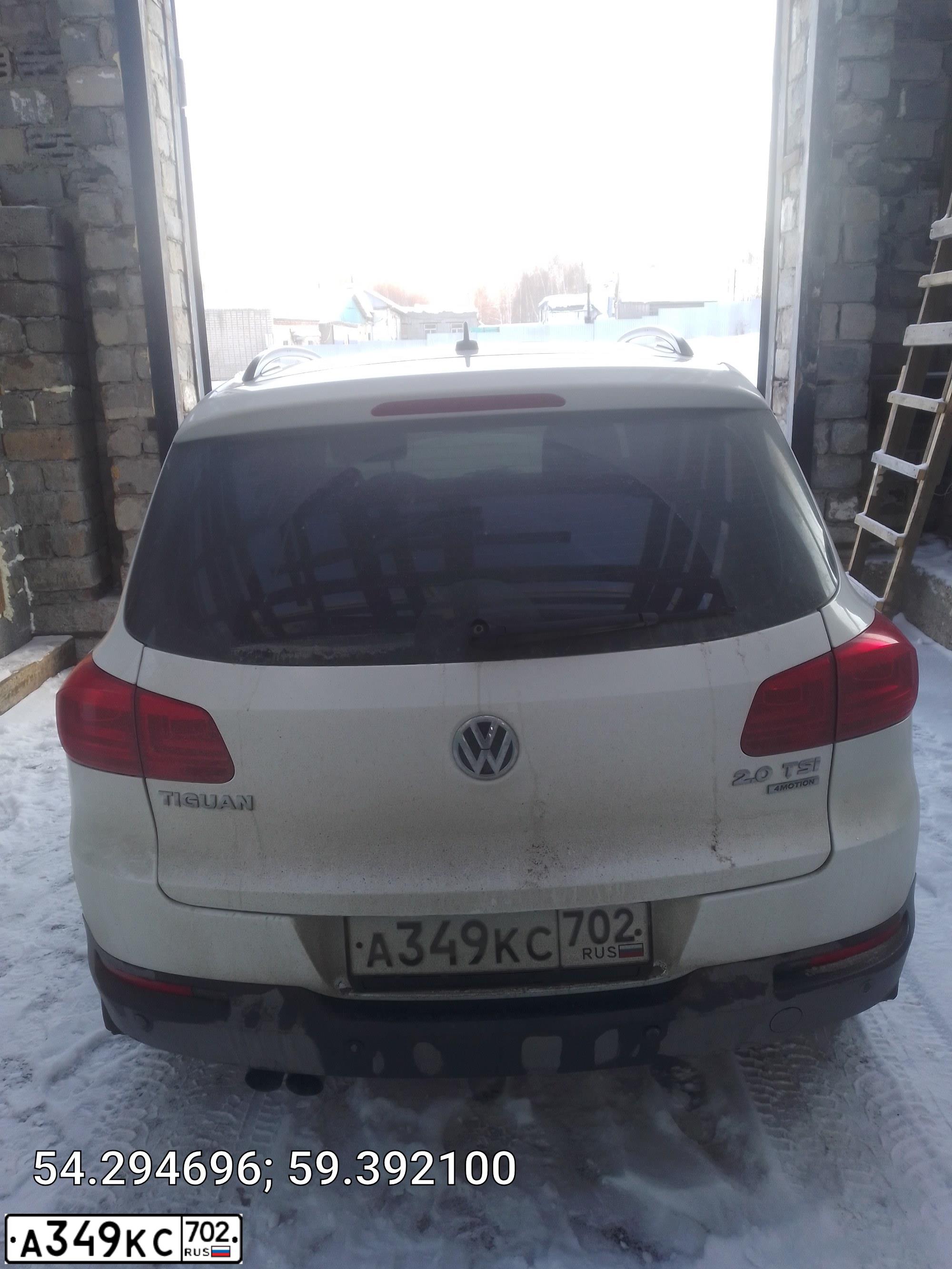 Фото автомобиля VOLKSWAGEN TIGUAN, 2013 — госномер Н131ТР702. Цвет: Белый