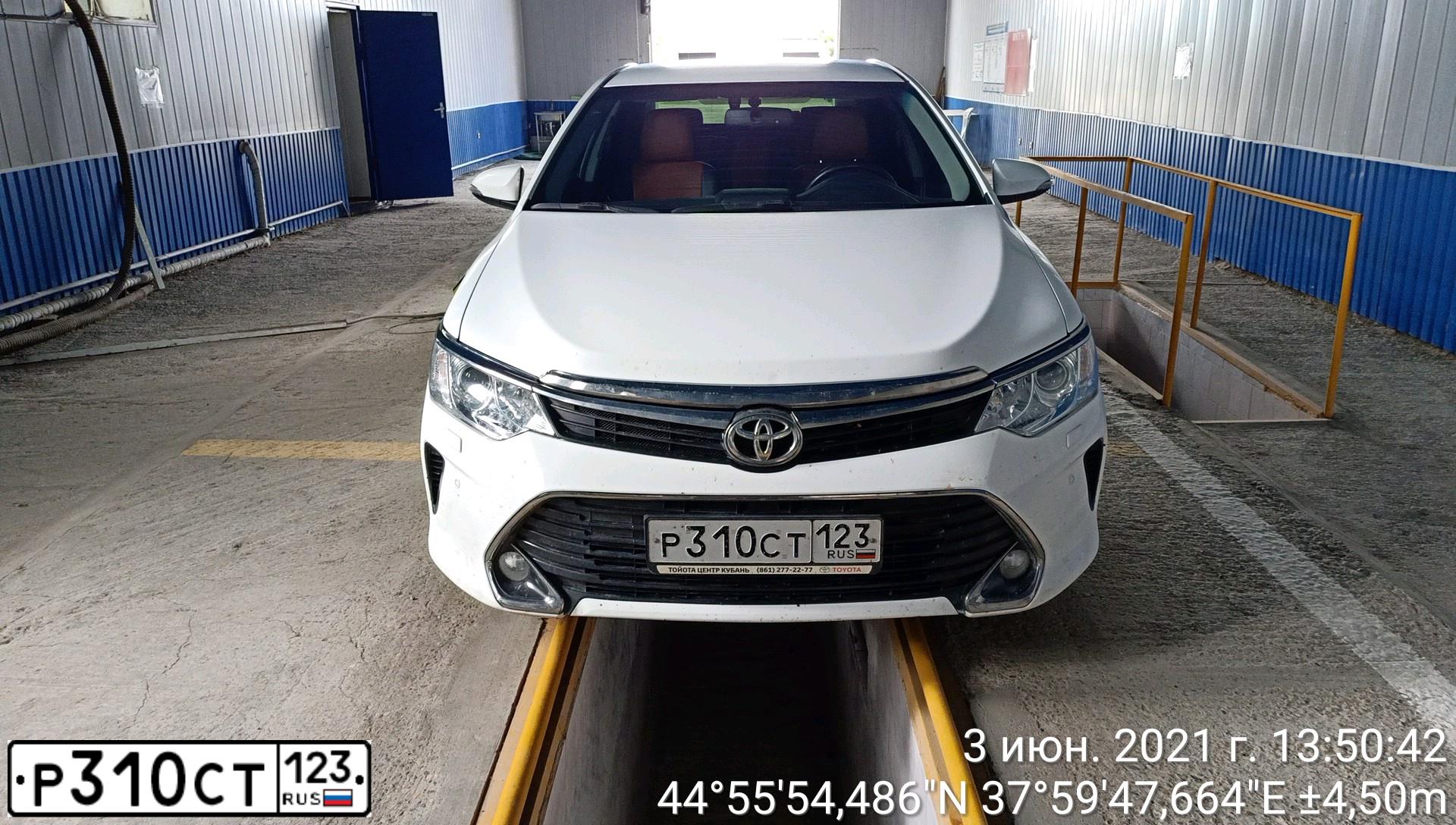 Фото автомобиля TOYOTA CAMRY, 2016 — госномер Р310СТ123. Цвет: Белый