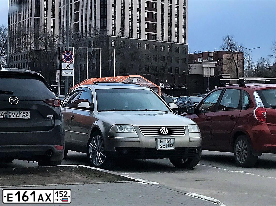 Фото автомобиля VOLKSWAGEN PASSAT, 2004 — госномер Е161АХ152. Цвет: СВЕТЛО-СЕРЫЙ