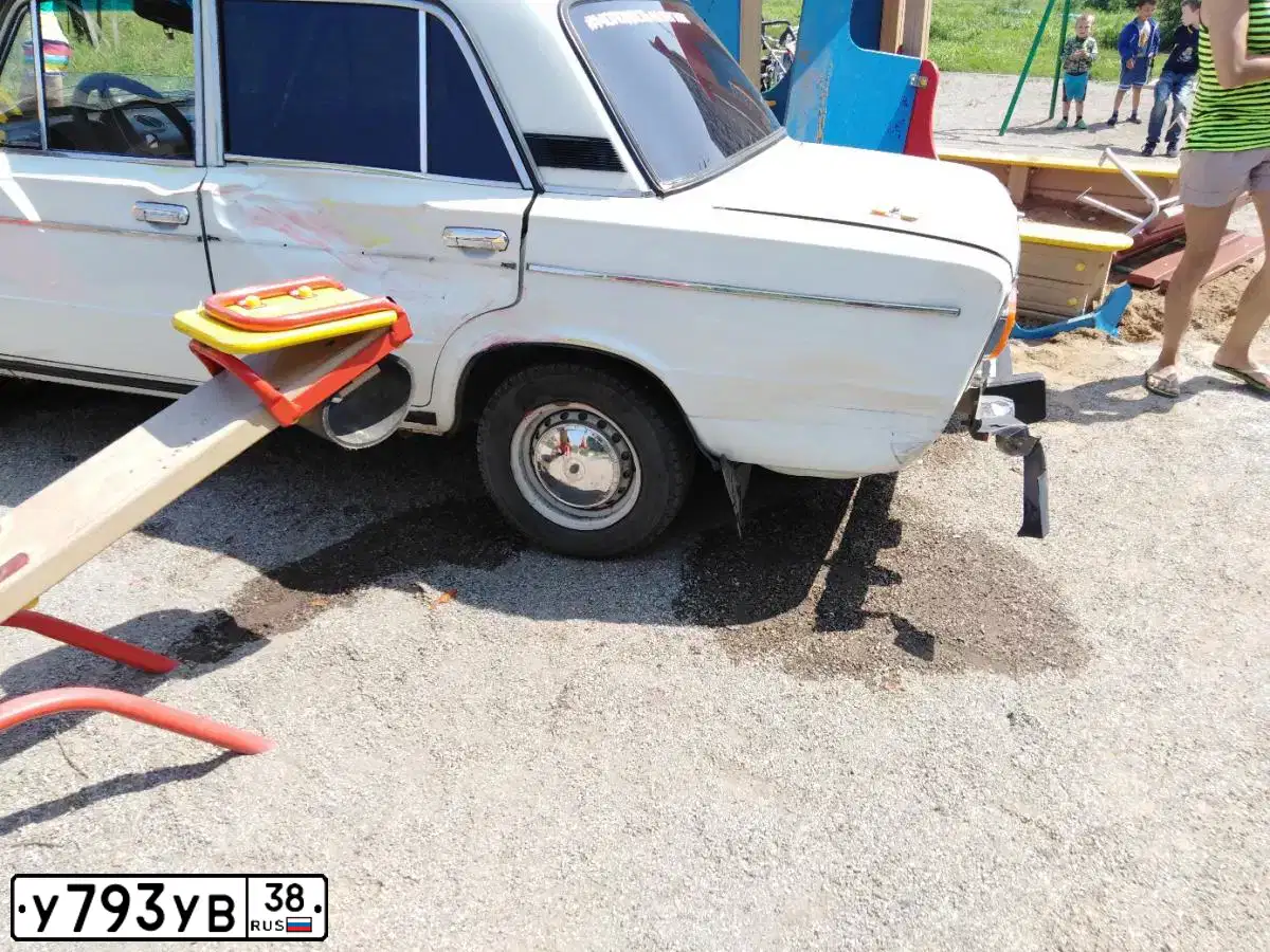 Фото автомобиля LADA 2106, 1997 — госномер У793УВ38. Цвет: БЕЛЫЙ