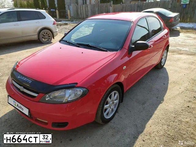 Фото автомобиля CHEVROLET LACETTI, 2007 — госномер Н664СТ32. Цвет: Красный