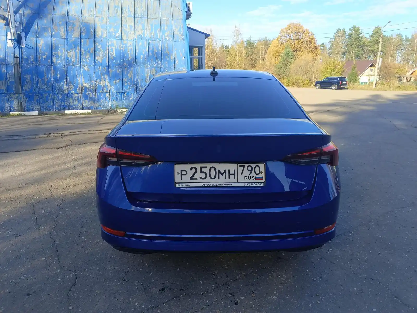 Фото автомобиля SKODA OCTAVIA, 2021 — госномер В812АР185. Цвет: синий