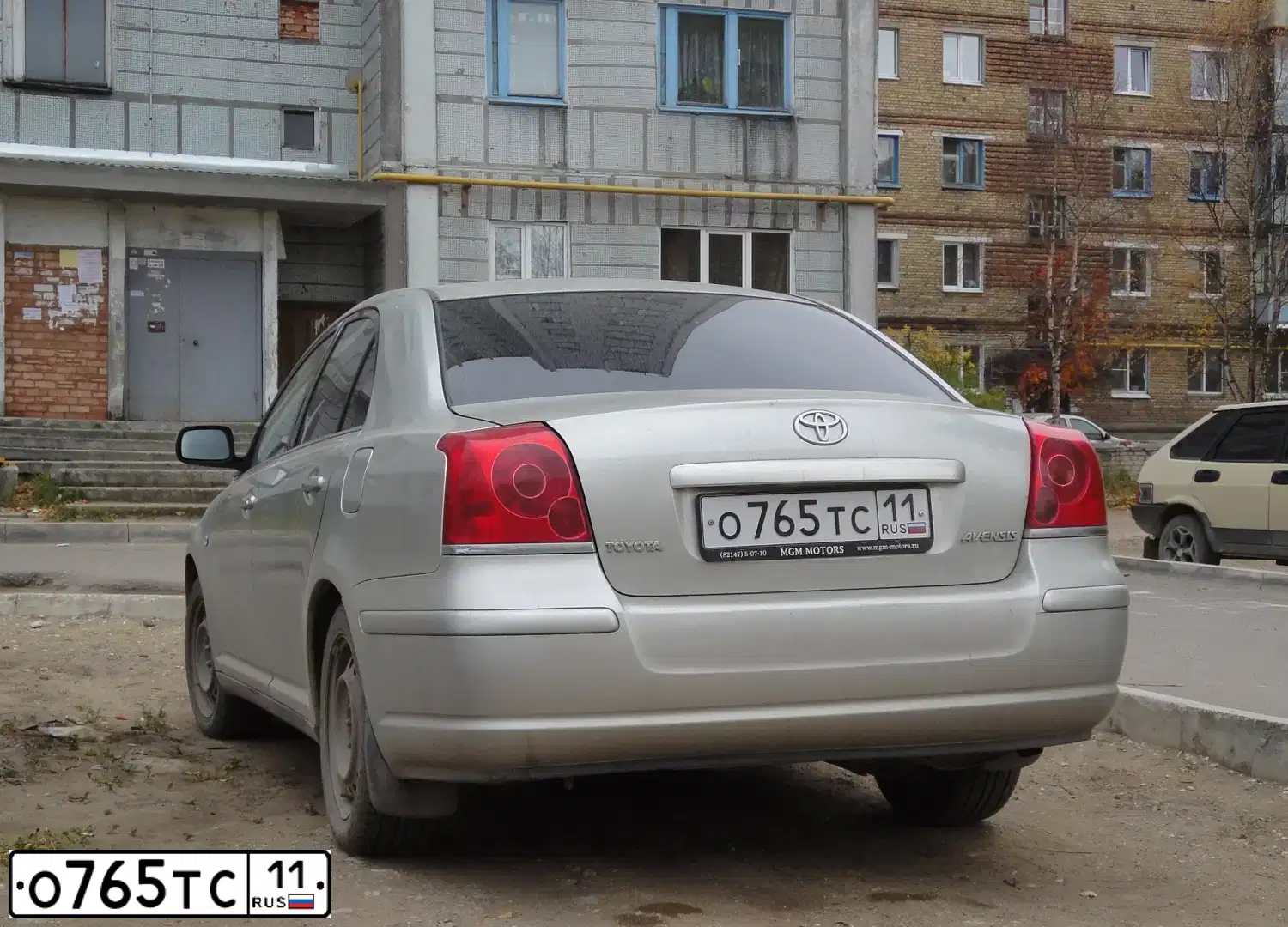 Фото автомобиля TOYOTA AVENSIS, 2005 — госномер Р868РЕ11. Цвет: СЕРЕБРИСТЫЙ