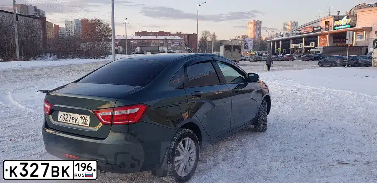Фото автомобиля LADA VESTA, 2017 — госномер М679ЕК13. Цвет: Темно-зеленый