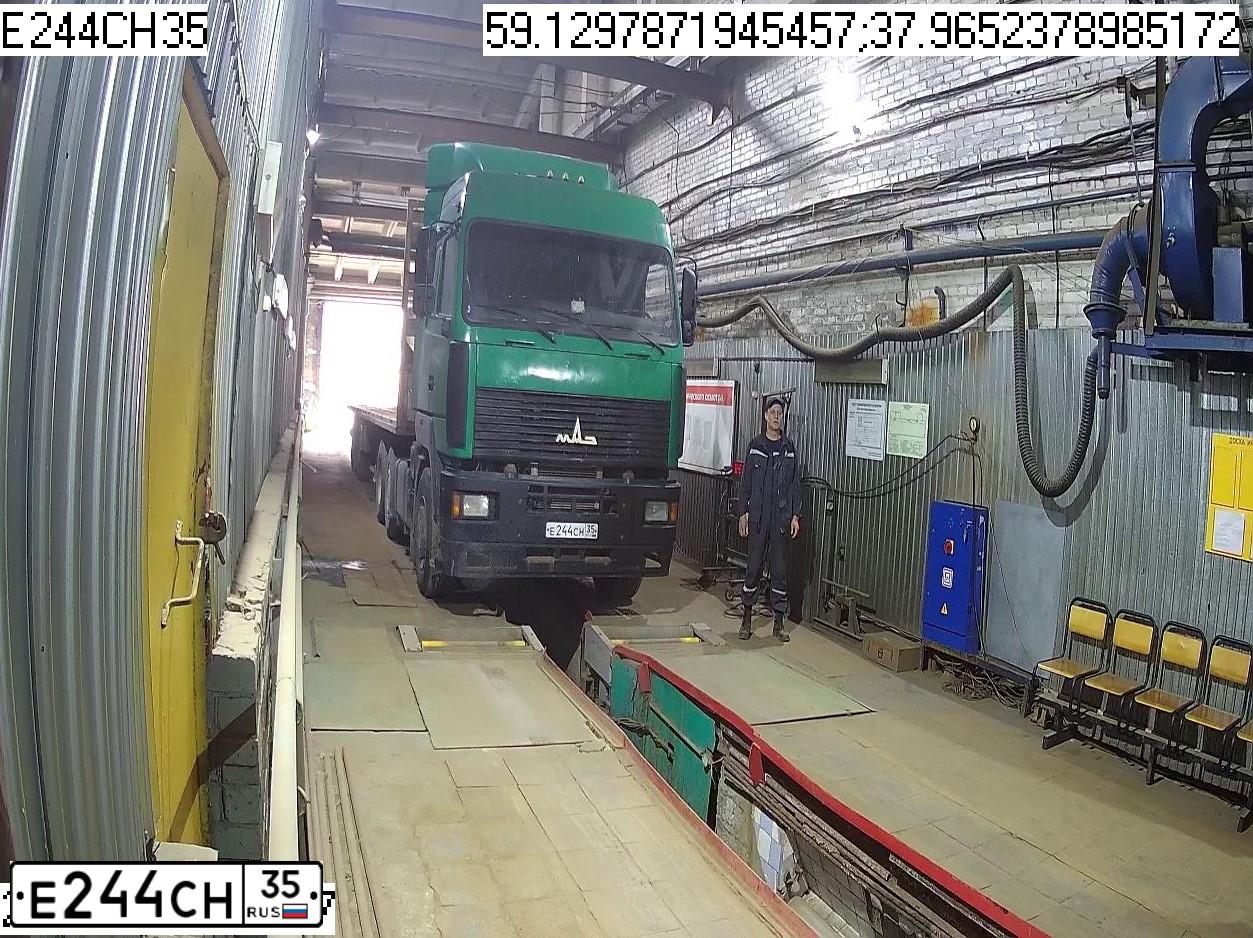 Фото автомобиля MAZ 6430 /6X4/, 2008 — госномер Е244СН35. Цвет: ЗЕЛЕНЫЙ