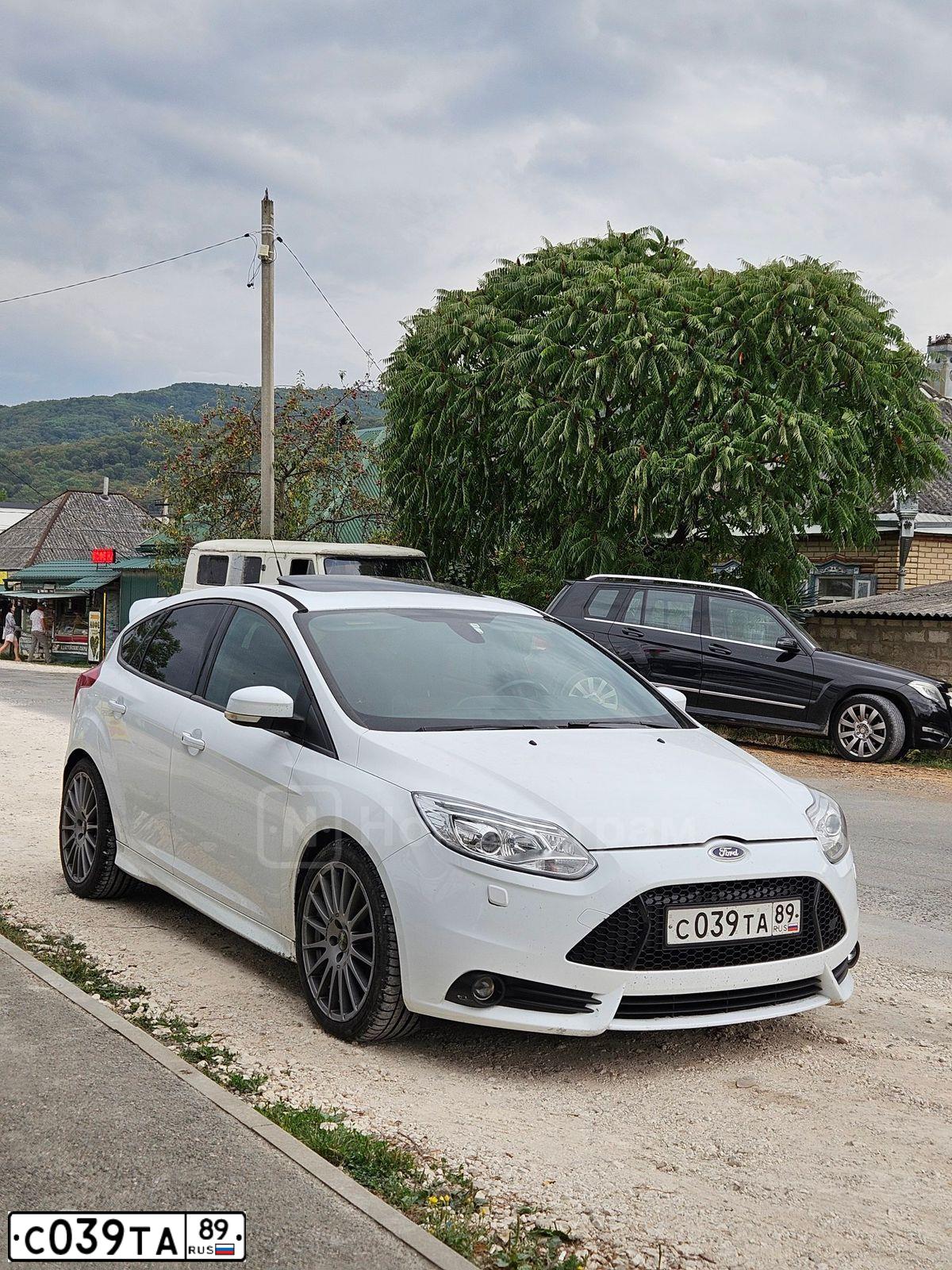 Фото автомобиля FORD FOCUS, 2012 — госномер С039ТА89. Цвет: Белый