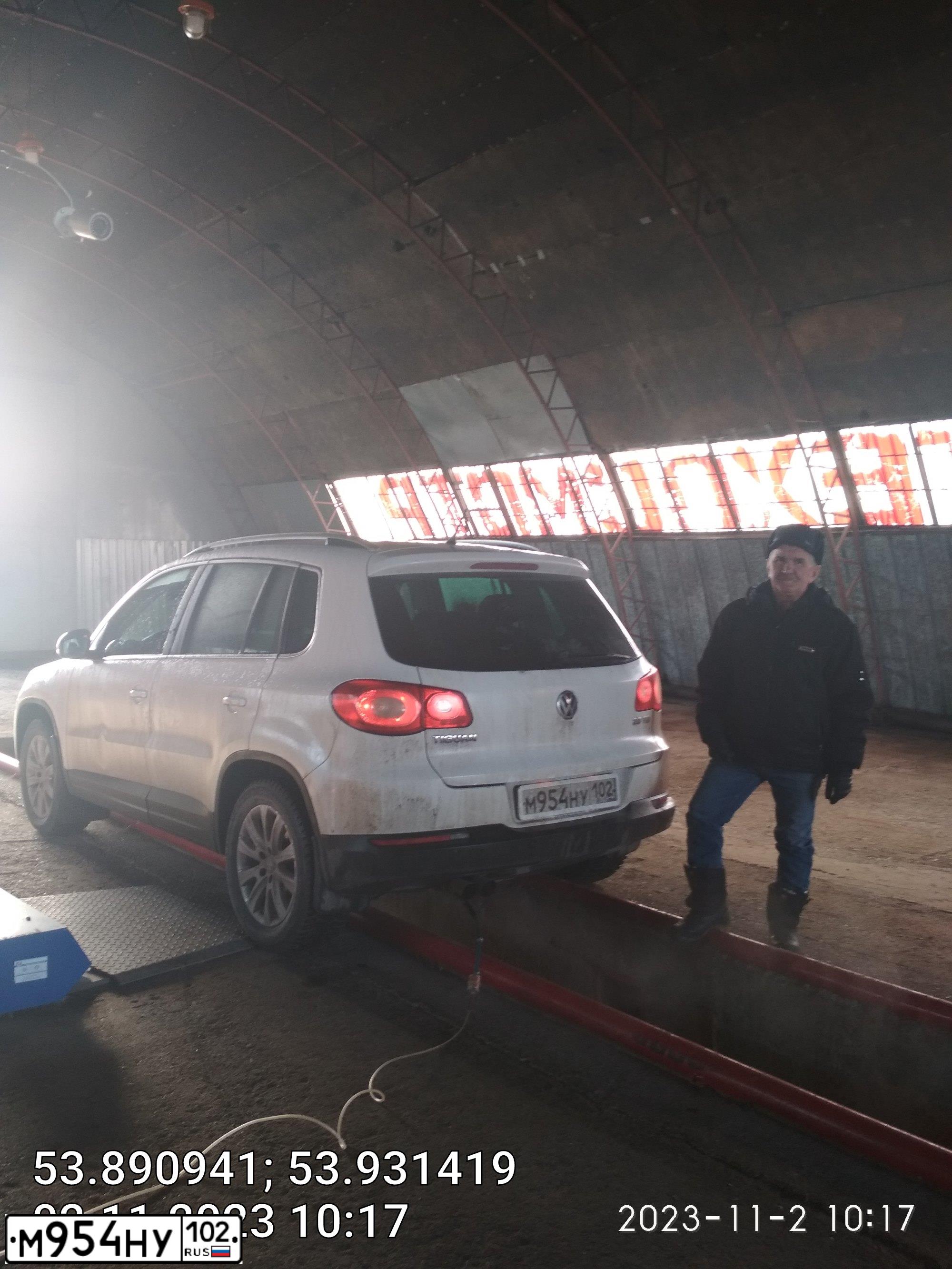 Фото автомобиля VOLKSWAGEN TIGUAN, 2010 — госномер М954НУ102. Цвет: Белый