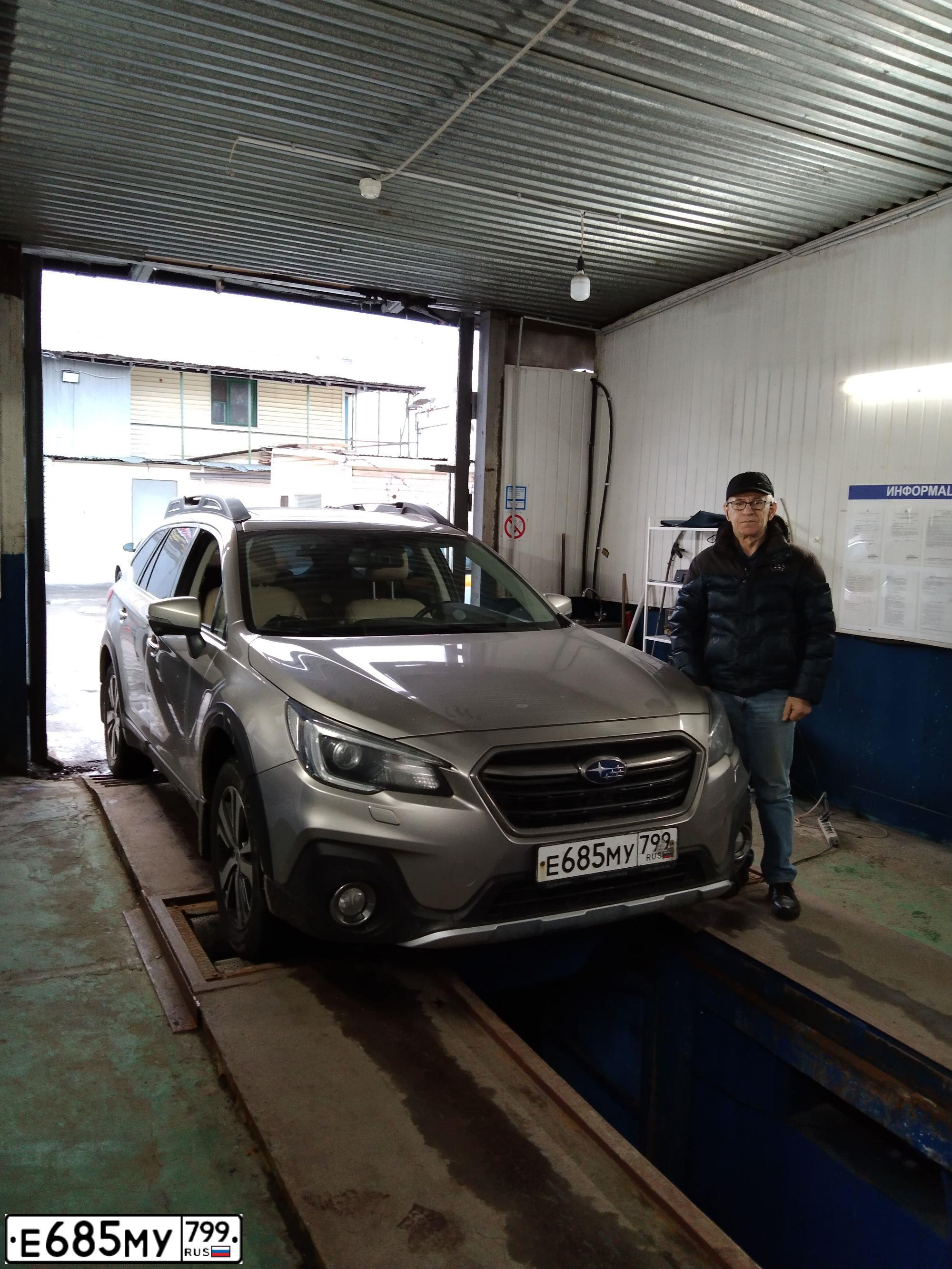 Фото автомобиля SUBARU OUTBACK, 2018 — госномер Е685МУ799. Цвет: БЕЖЕВЫЙ