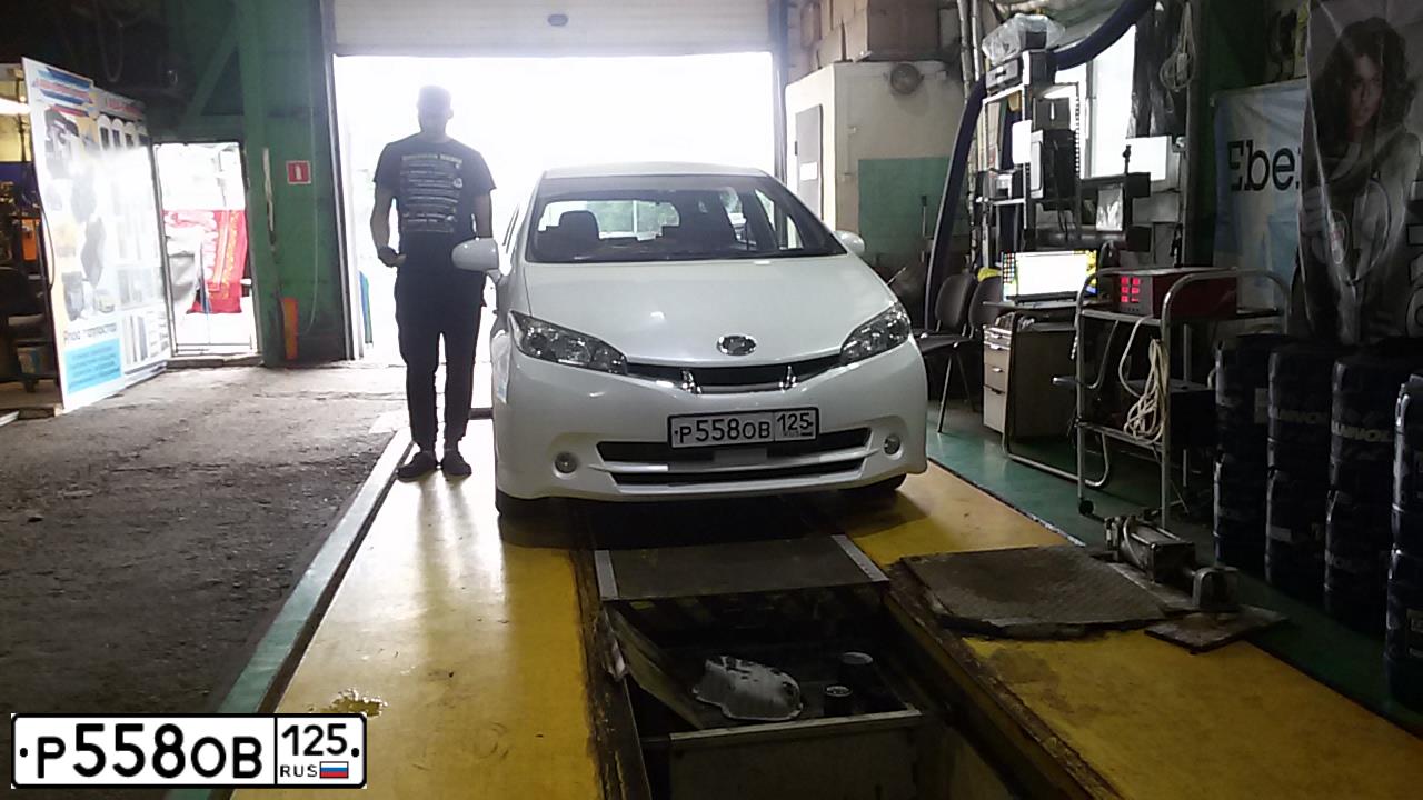 Фото автомобиля TOYOTA WISH, 2011 — госномер Р558ОВ125