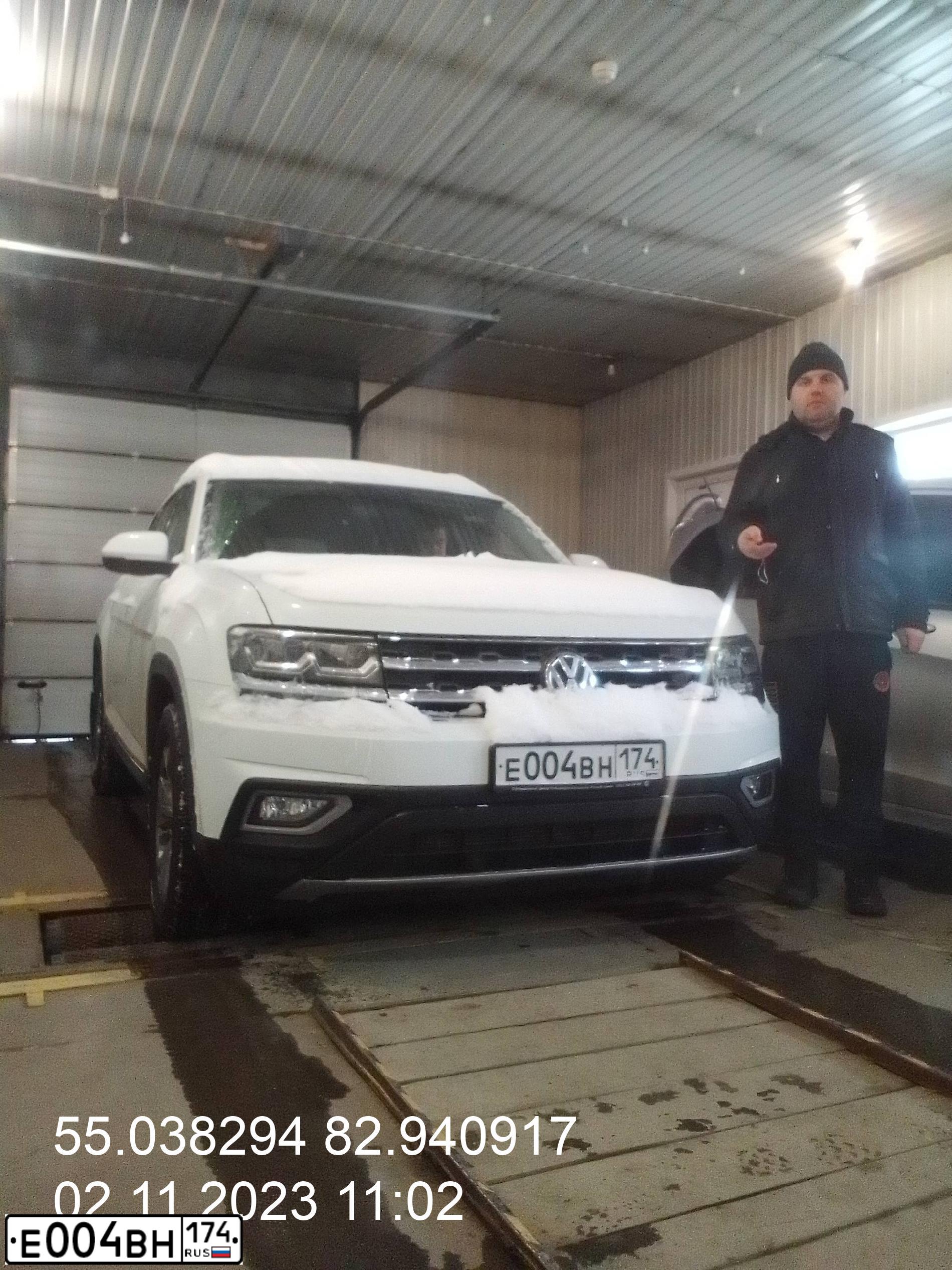 Фото автомобиля VOLKSWAGEN TERAMONT, 2018 — госномер Р040АР154. Цвет: Белый